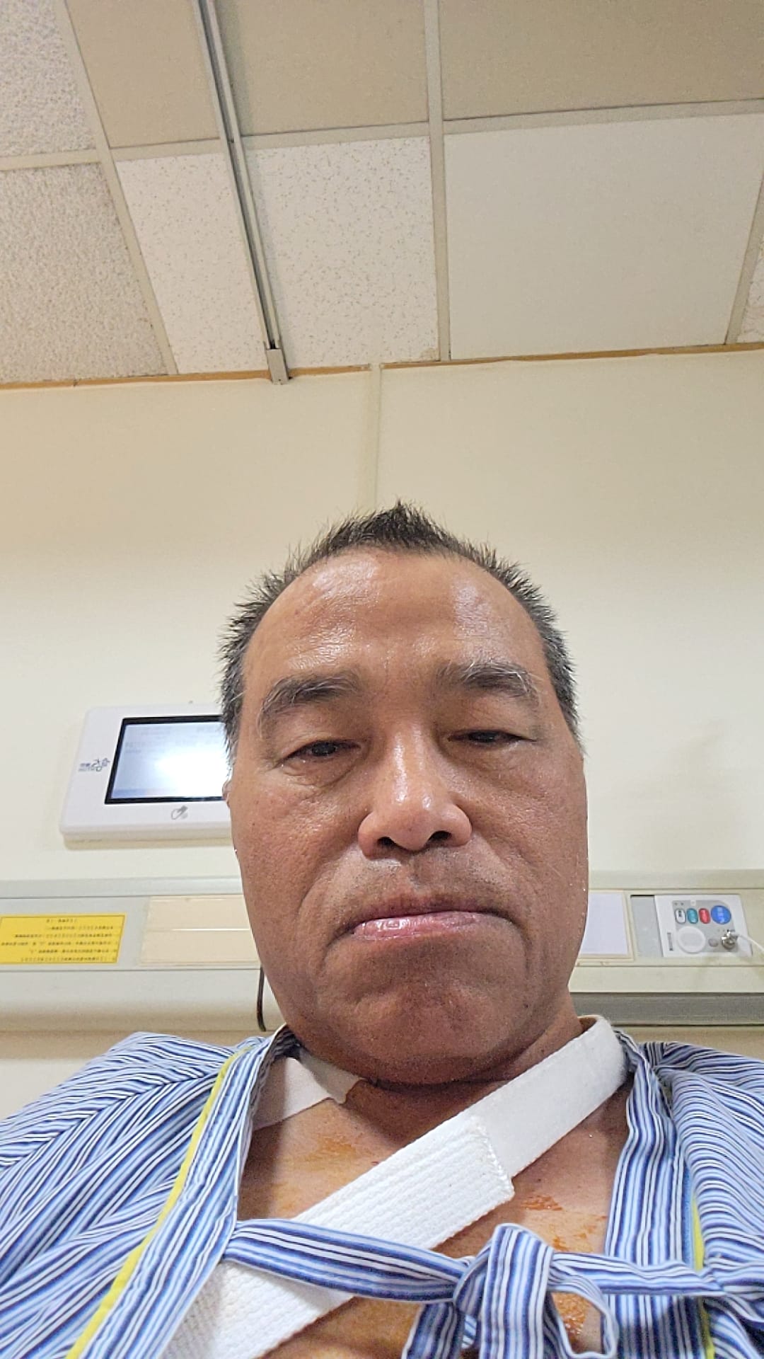 葉匡時躺在病床上自拍。（翻攝葉匡時臉書）