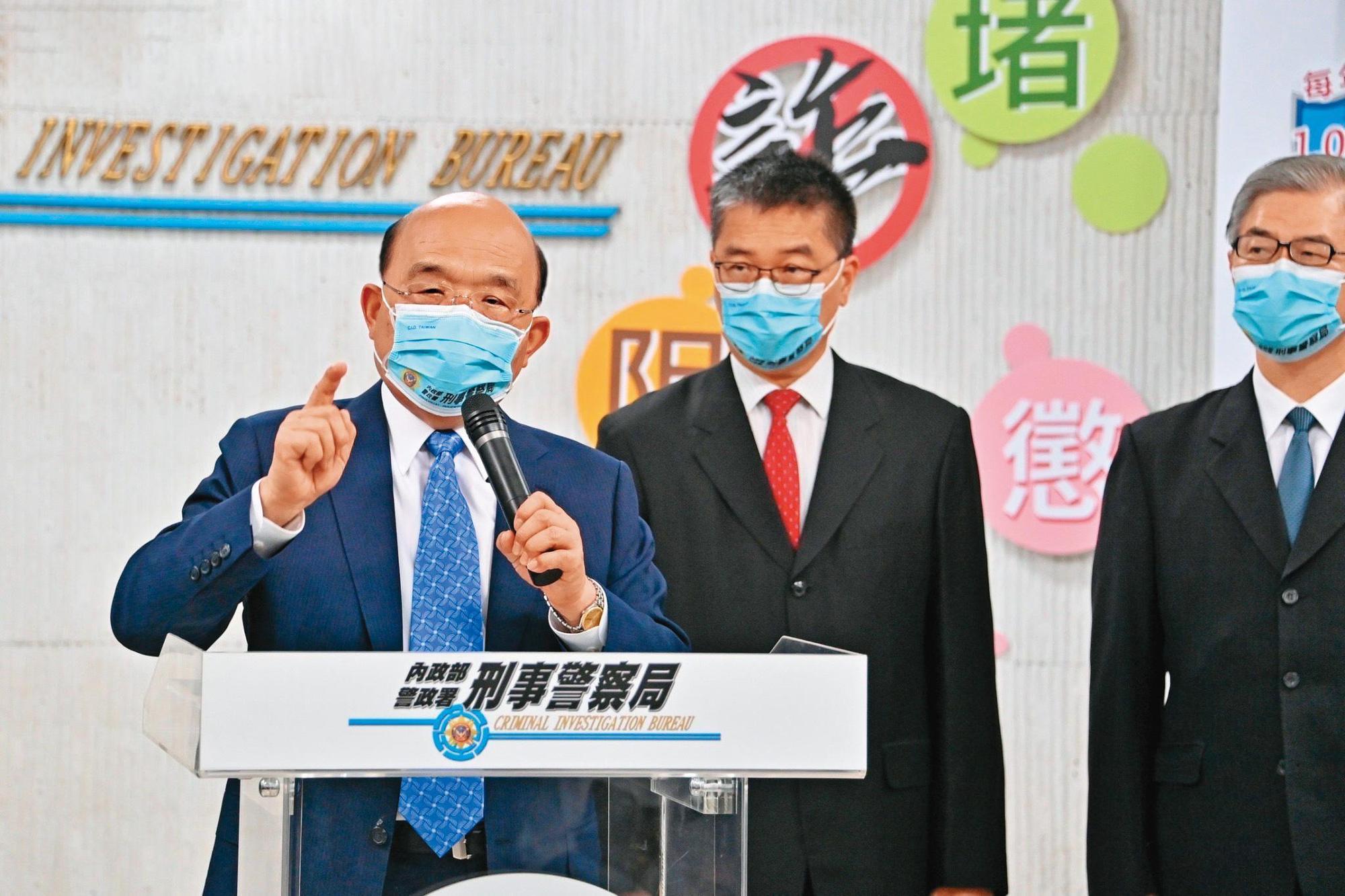 行政院院長蘇貞昌（左）20日由內政部長徐國勇（右）陪同，宣布成立打詐國家隊。（行政院提供）