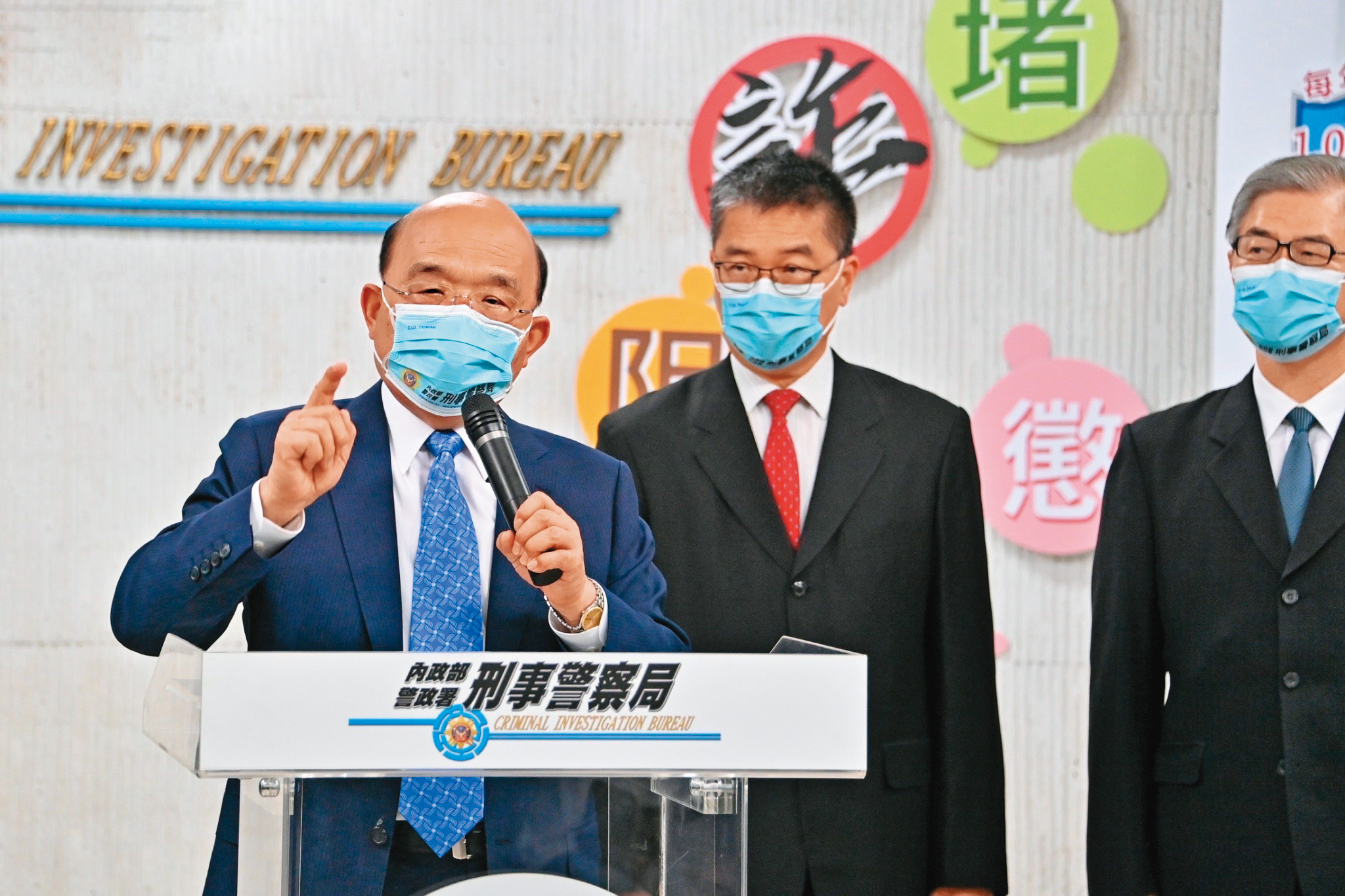 行政院院長蘇貞昌（左）20日由內政部長徐國勇（右）陪同，宣布成立打詐國家隊。（行政院提供）