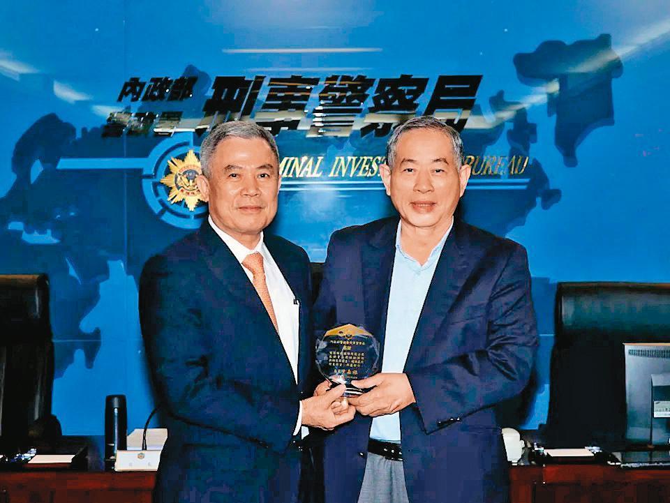 智冠科技公司協助打擊點數詐騙獲表揚。左為前刑事警察局黃嘉祿局長,右為智冠科技董事長王俊博。(刑事局提供)