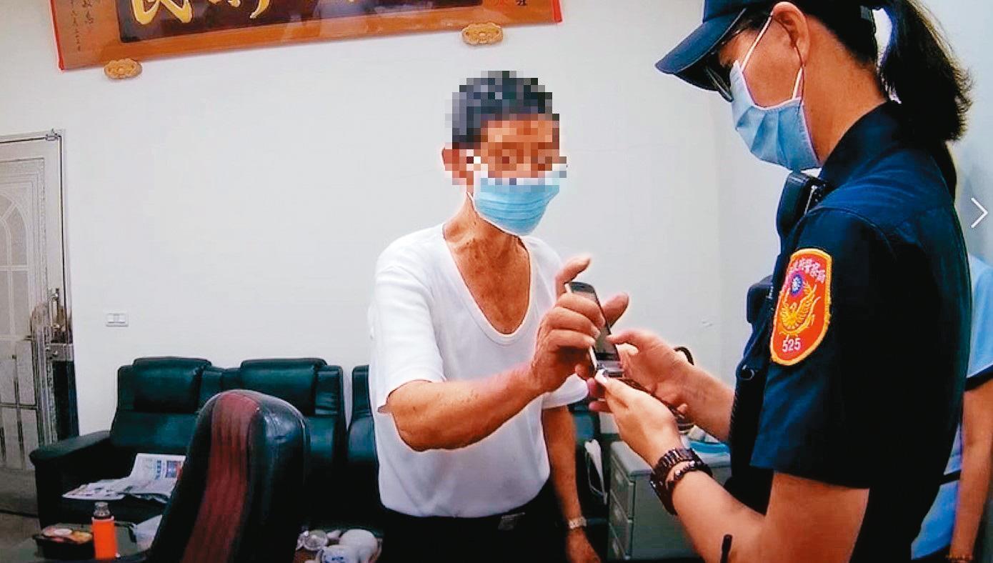 許多民眾都是因警察制止才保住金錢。(警政署提供)