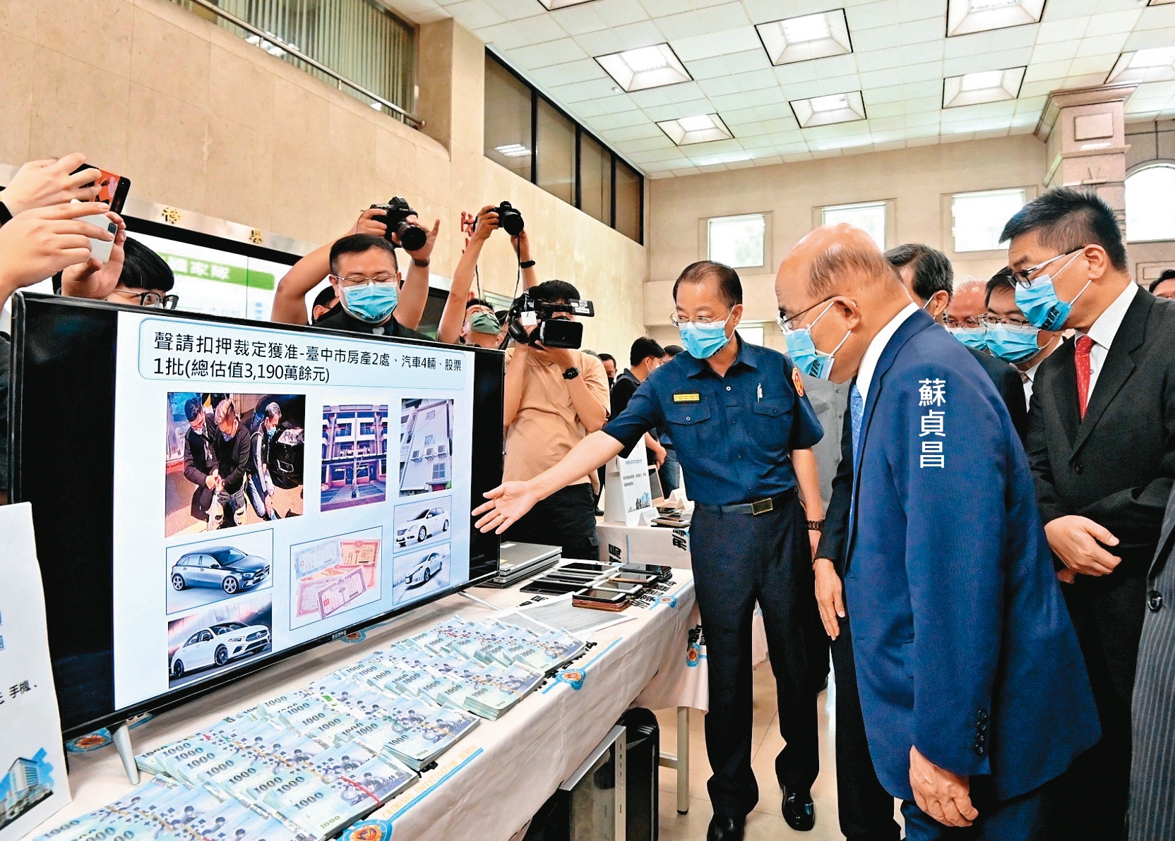 行政院長蘇貞昌20日至刑事局,視察「打詐國家隊」成立12天以來的成果。(行政院提供)