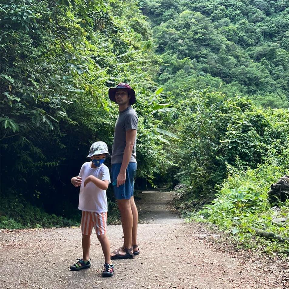 小木耳如今已6歲大,深獲鳳小岳及妻子疼愛。(鳳小岳臉書)