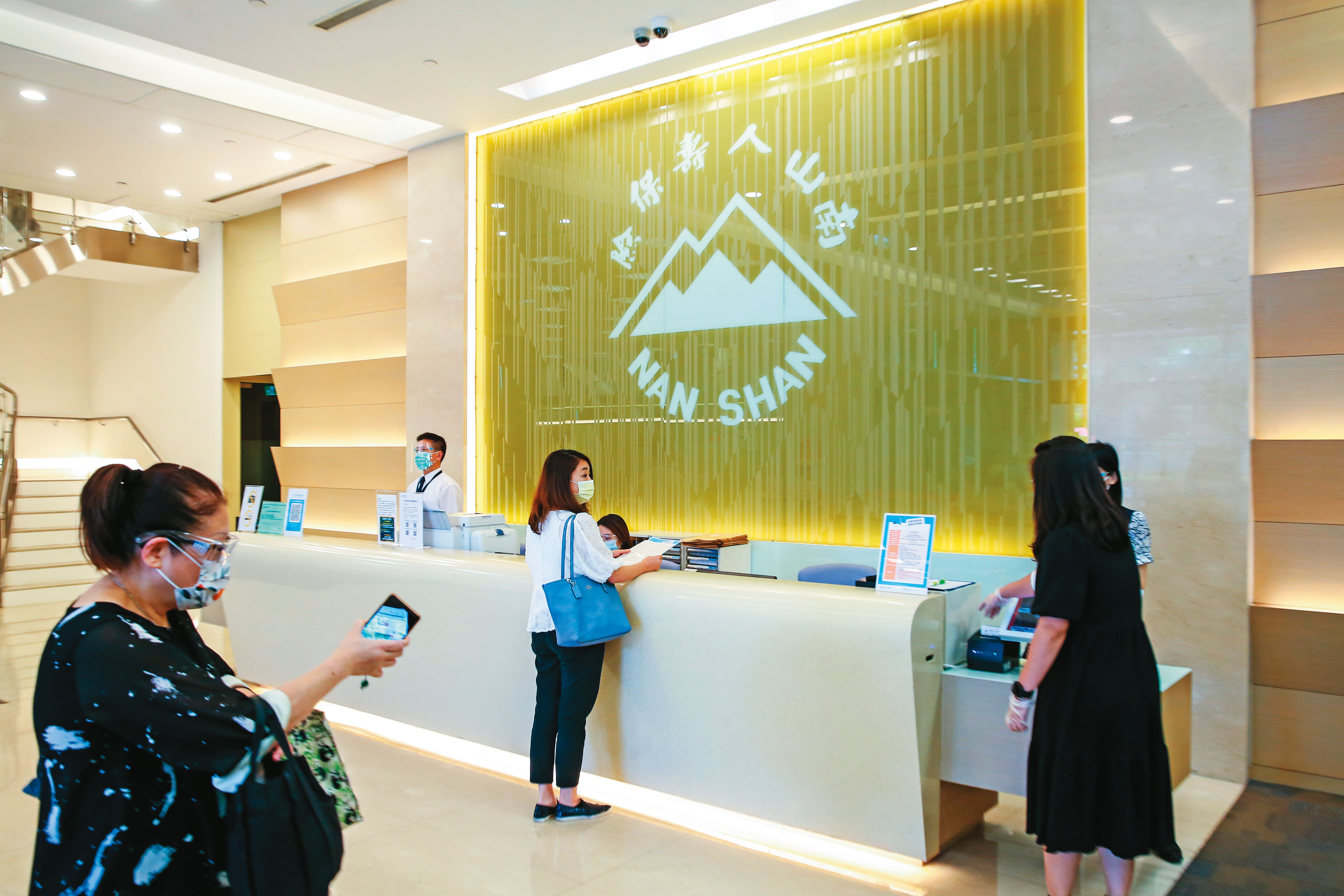 南山人壽是國內第三大壽險公司，被爆出淨值大減讓保戶很擔心。