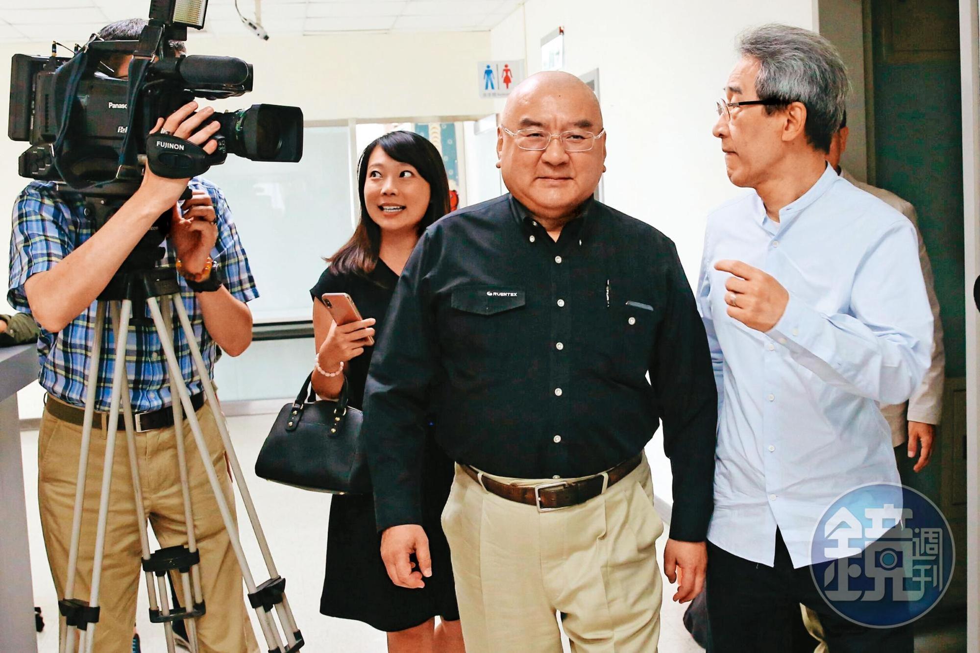 面對流言，尹衍樑（中）強調南山人壽有賺錢，再2年就準備上市。