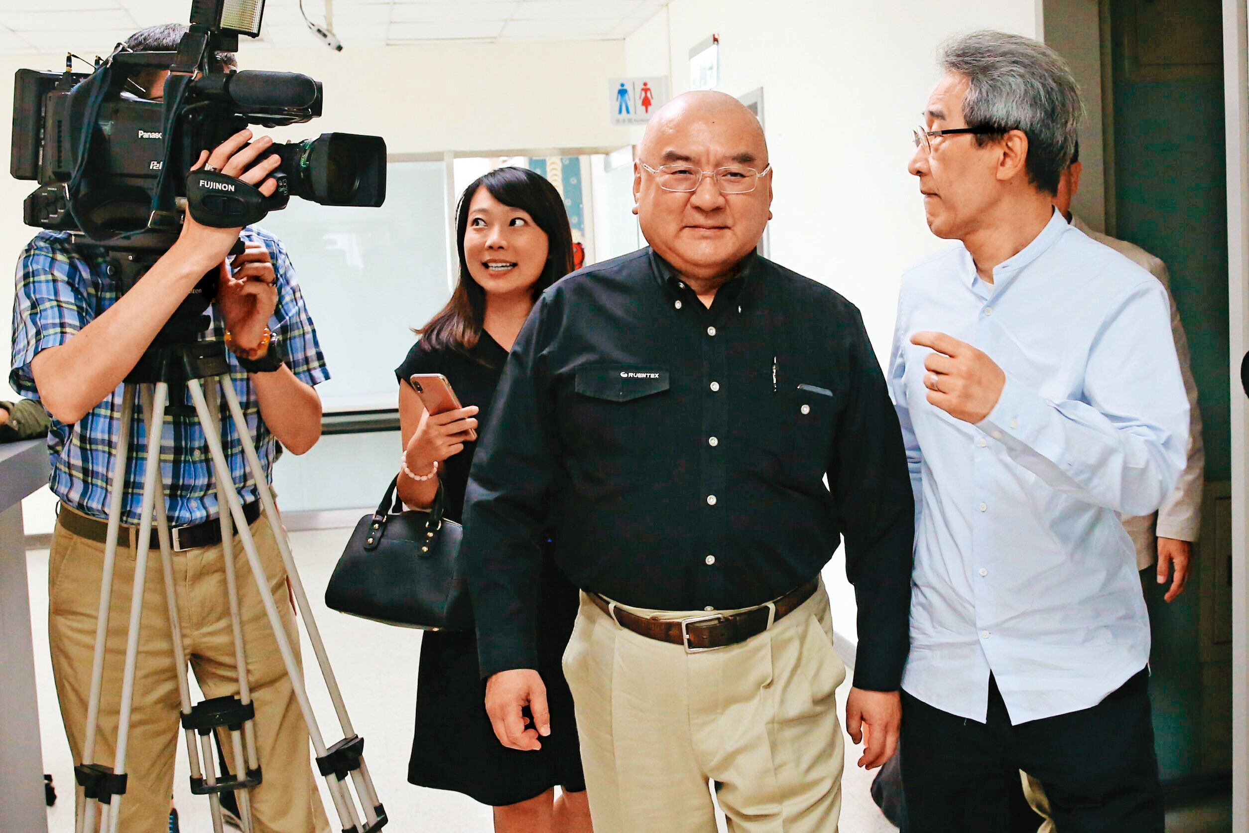 面對流言，尹衍樑（中）強調南山人壽有賺錢，再2年就準備上市。