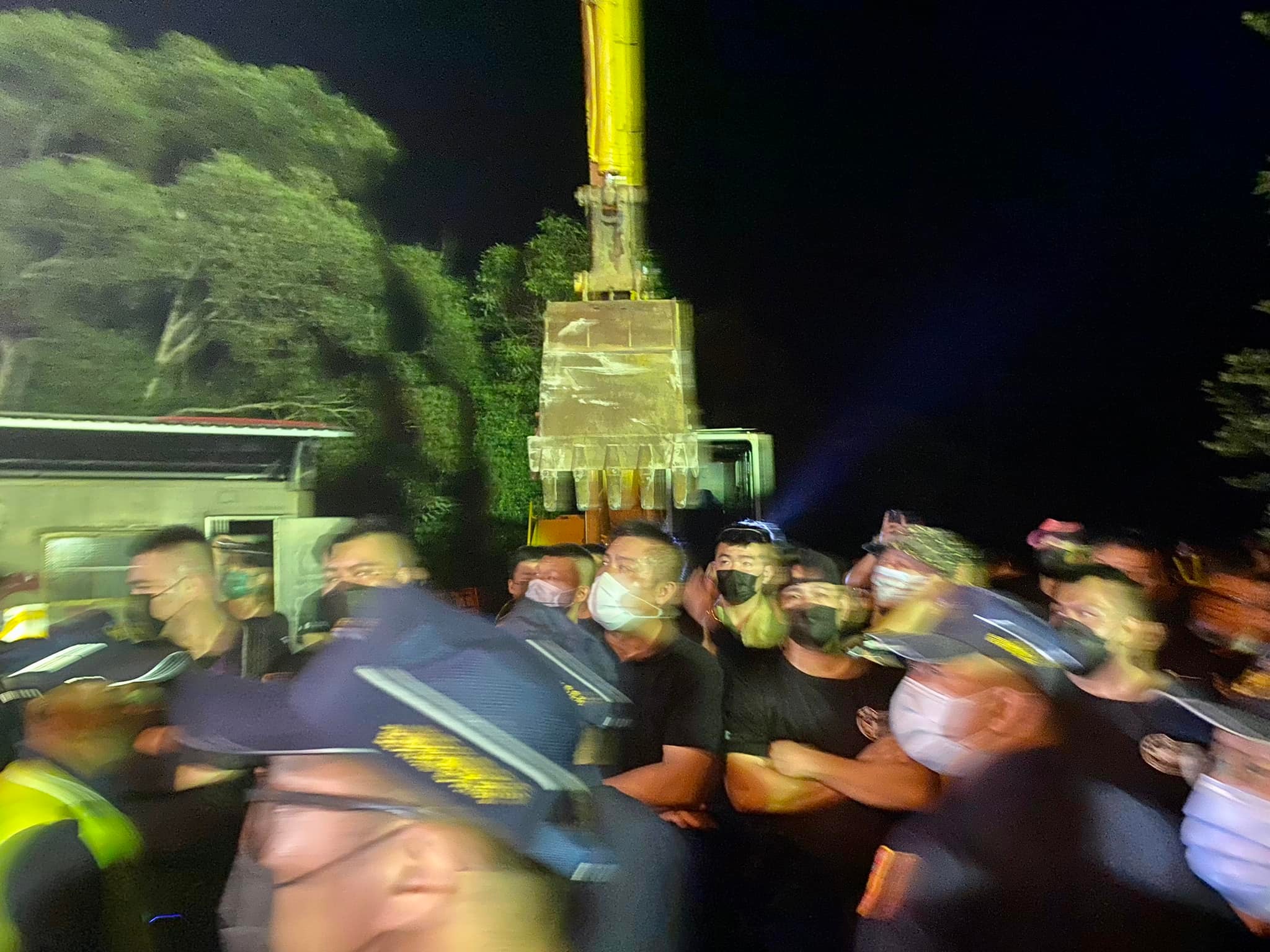 本月21日苗栗縣造橋龍昇村坤輿垃圾掩埋場再爆衝突，大批黑衣人擁入毆打鄉親。（翻攝自洪申翰臉書）