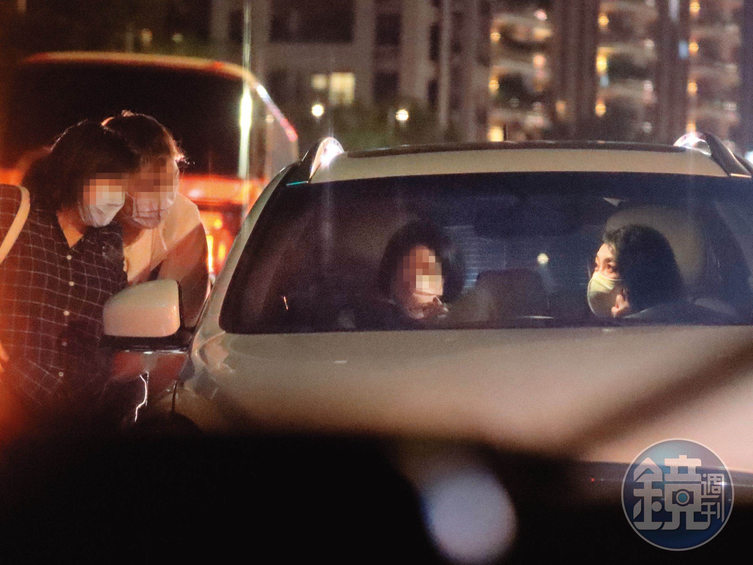 近來忙著排戲、演出的黃嘉千（右），身邊偶有女性友人相伴，陪她度過離婚風暴。