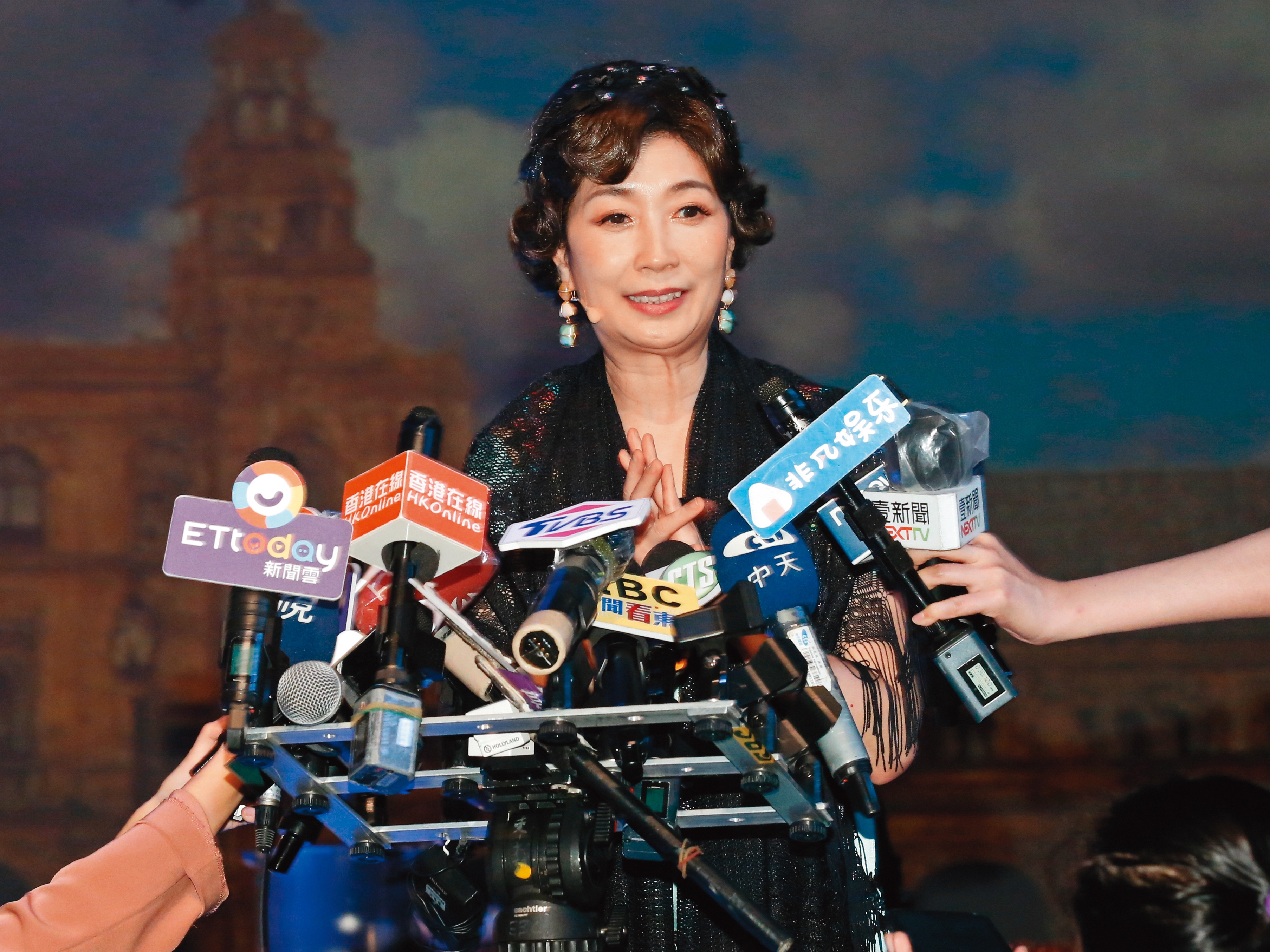 爆出婚變後，黃嘉千首度面對媒體，但沒有多聊，強調正在司法程序之中，之後有機會再報告。據悉，她目前比夏克立略占上風。