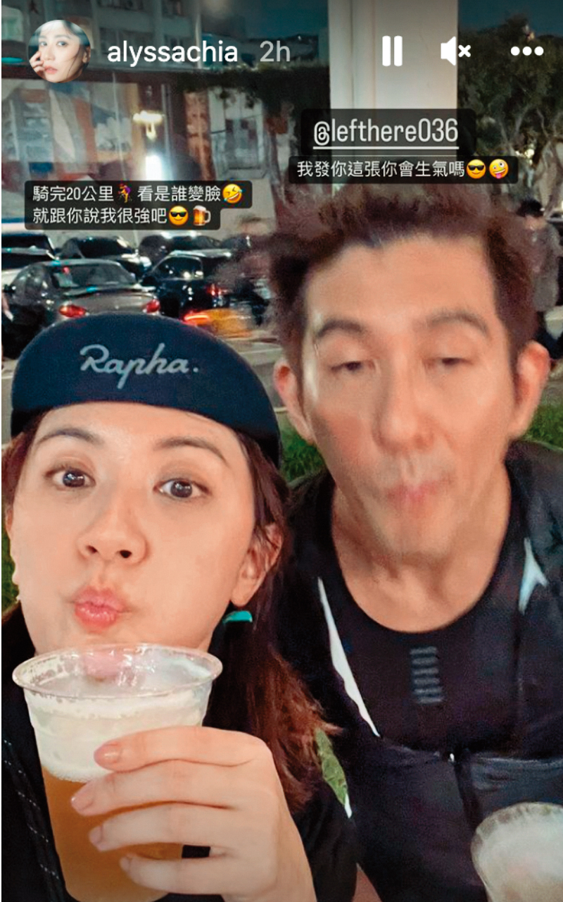賈靜雯（左）被老公修杰楷（右）騙去夜騎20公里，回敬一張寫實醜照。（翻攝自賈靜雯IG）