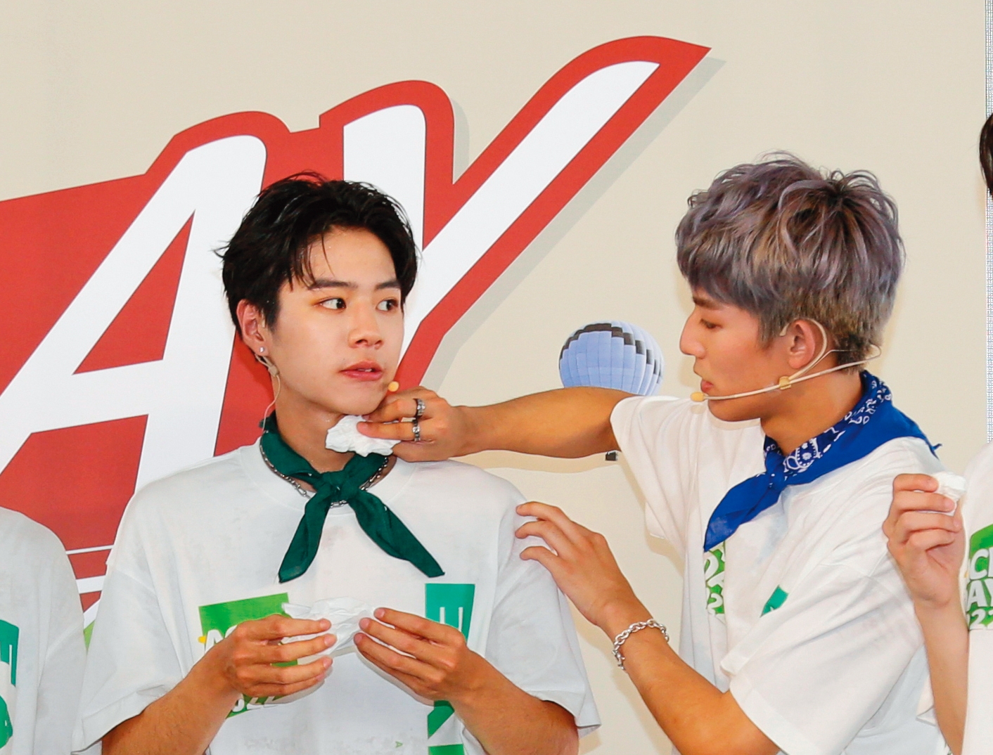 林佳辰（左）汗如雨下，林煥鈞（右）幫忙擦汗。那張衛生紙要像舍利子一樣供起來。（小編金變態）