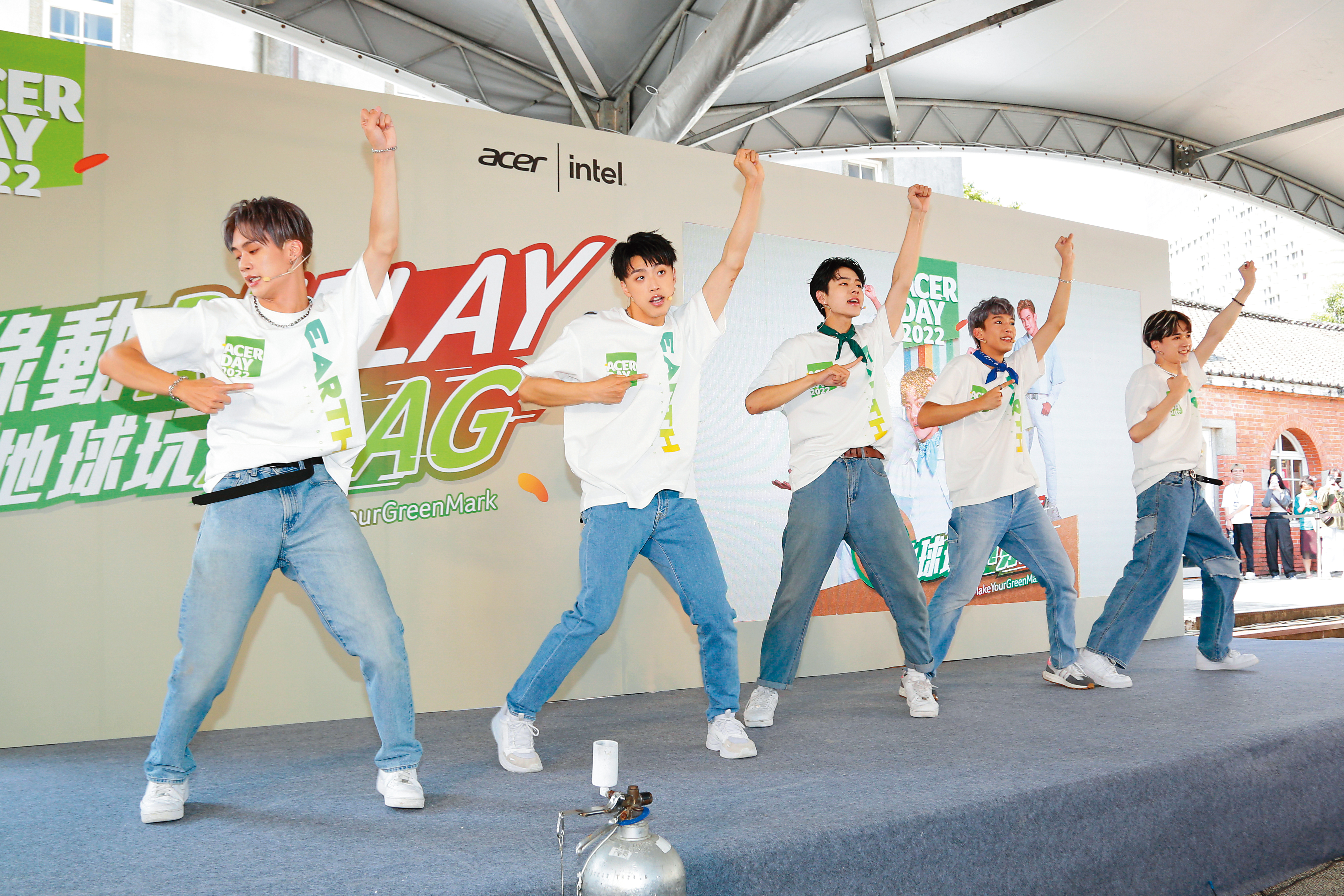 周子翔（左起）、黃文廷、林佳辰、林煥鈞和周祖安熱歌勁舞，小編看了滿身大漢…啊是滿身大汗。