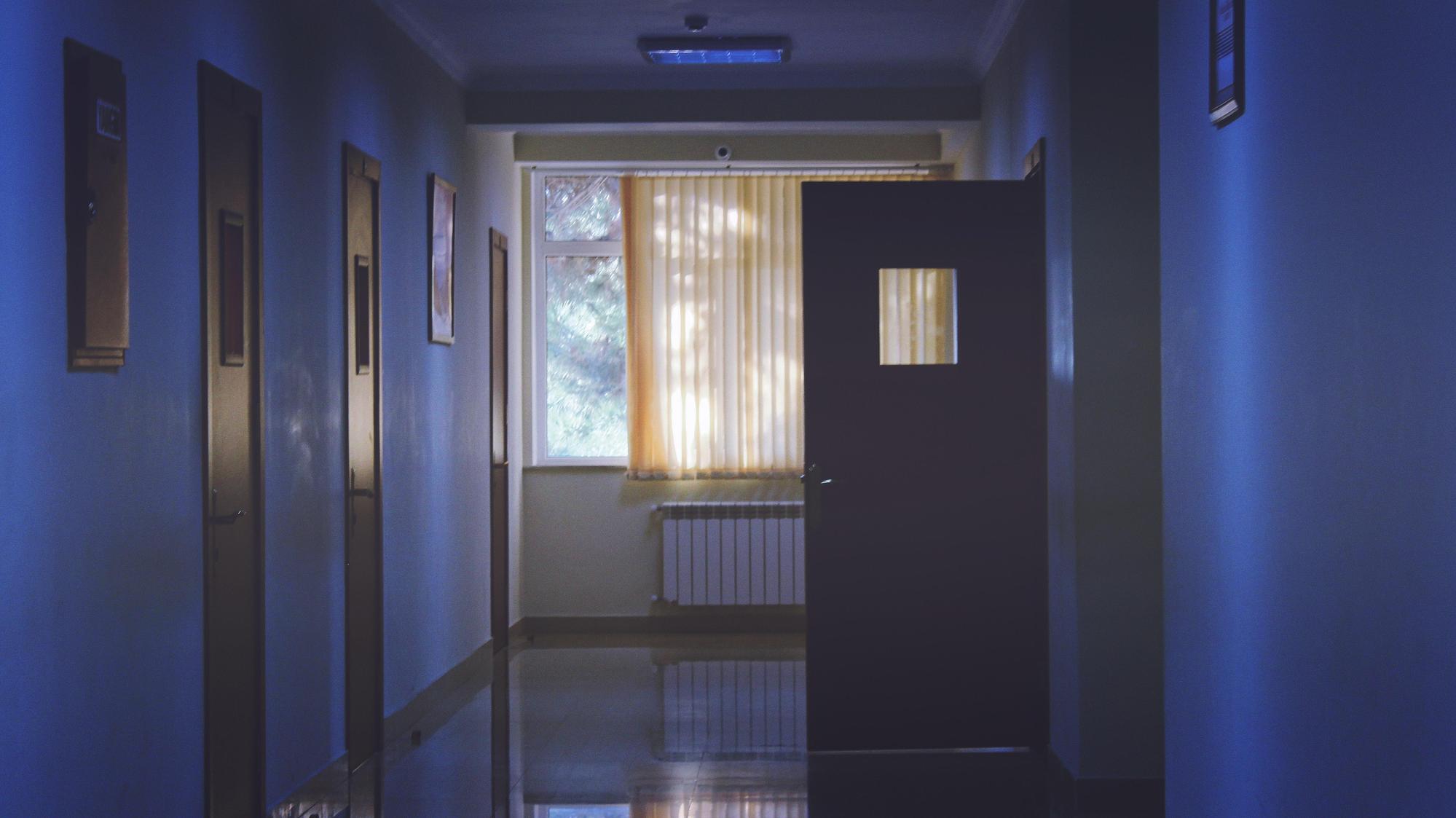 一名女子因不願領回父親遺體,導致父親在醫院太平間躺了10年。(示意圖,pexels提供)