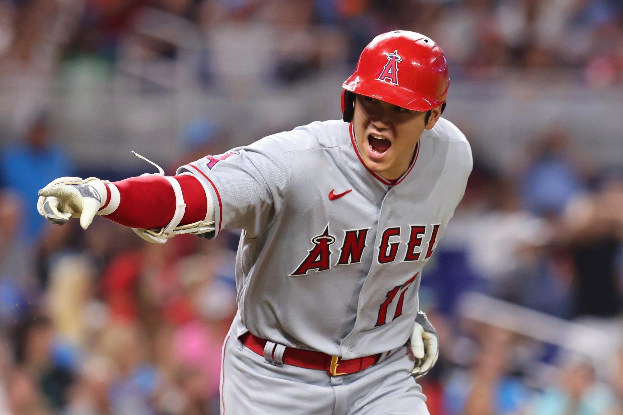 「二刀流」大谷翔平擔任指定打擊,第3局打擊時被自打球擊中大腿。(翻攝自@Angels推特)