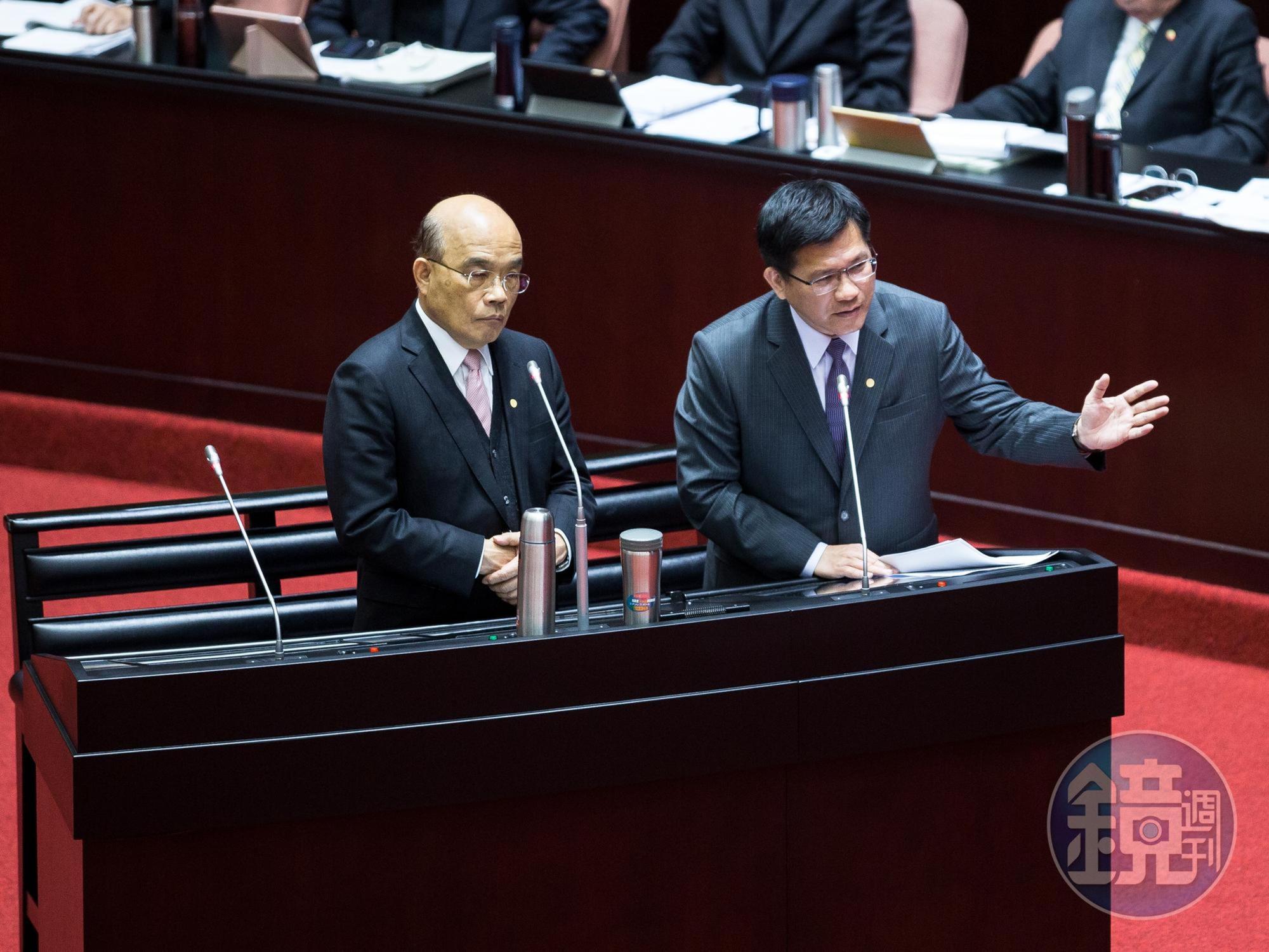 行政院長蘇貞昌（左）日前在官邸召開便當會邀37位議員出席，新北市長候選人林佳龍（右）也出席，遭質疑行政不中立。（本刊資料照）