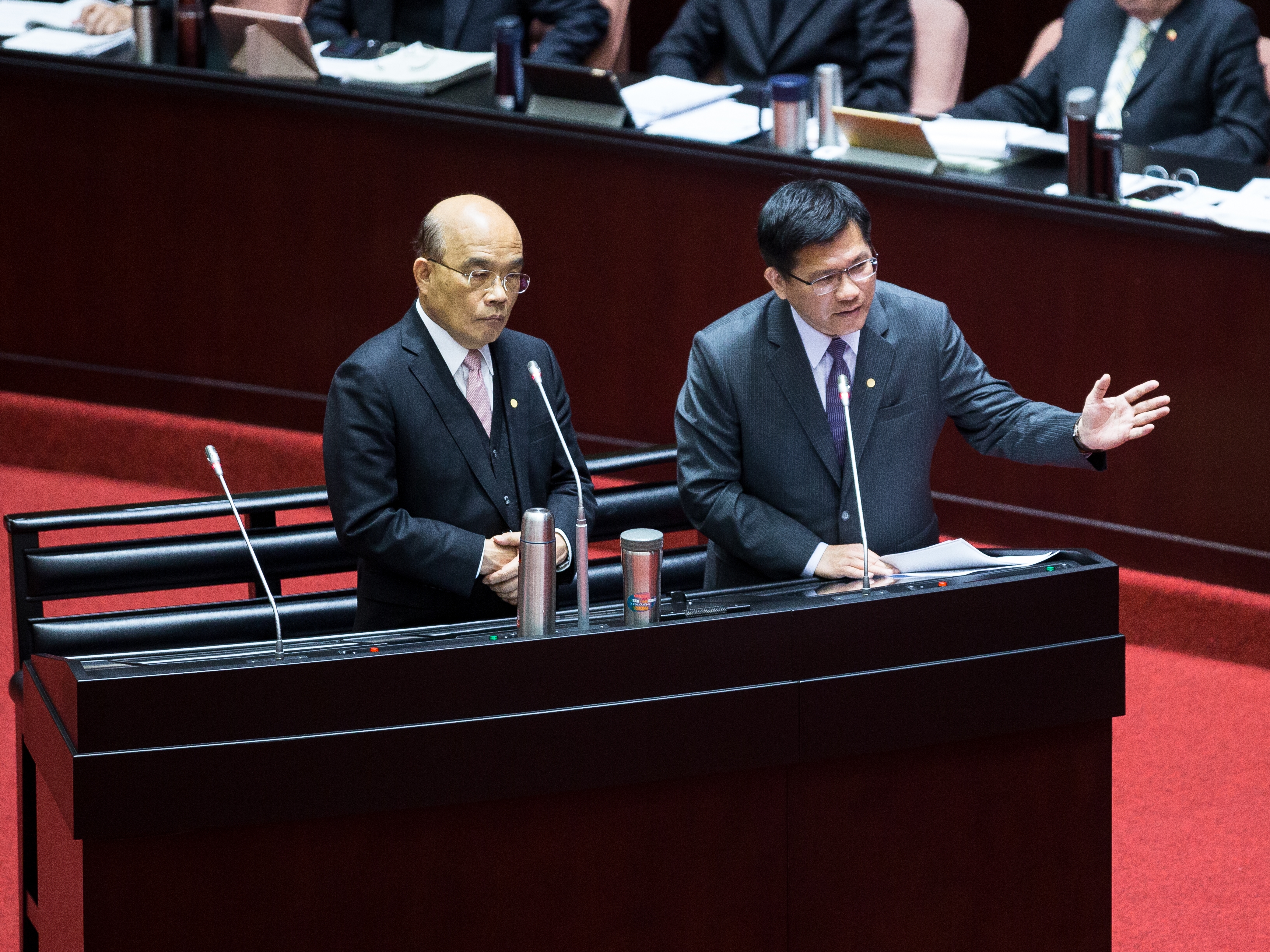 行政院長蘇貞昌（左）日前在官邸召開便當會邀37位議員出席，新北市長候選人林佳龍（右）也出席，遭質疑行政不中立。（本刊資料照）