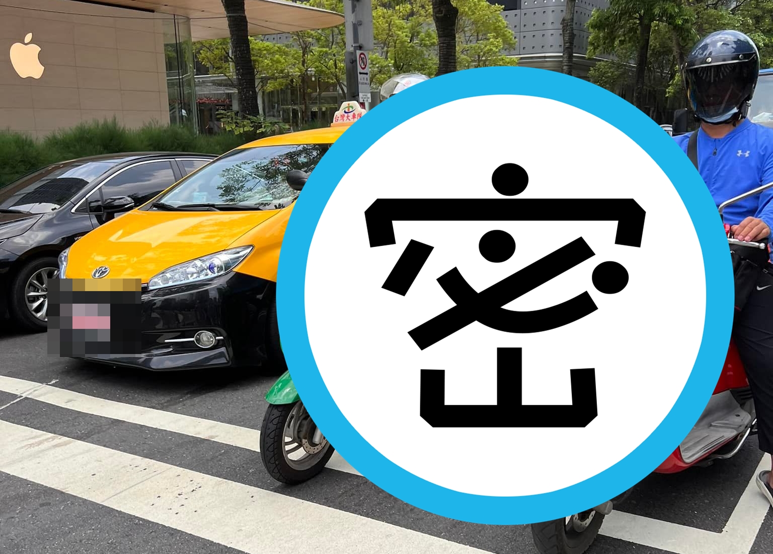 有網友在臉書社團上曬出3台汽機車並排照片，顏色依序為「黃、綠、紅」，其諧音恰巧就是「王、力、宏」。（翻攝自路上觀察學院）