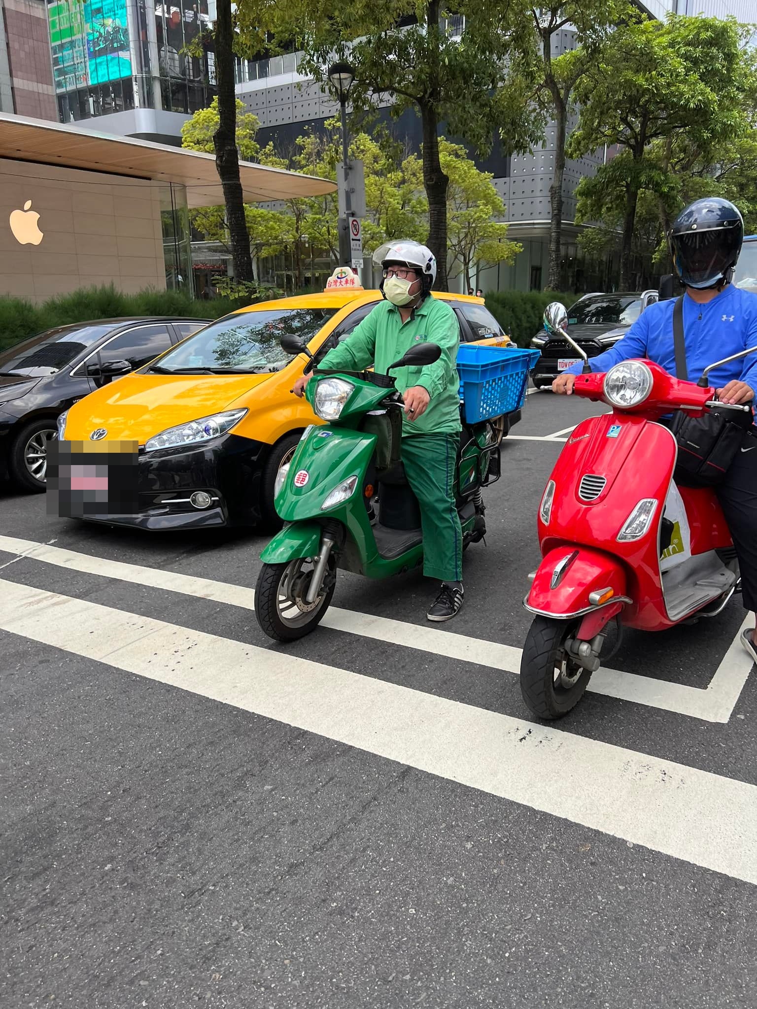 有網友在臉書社團上曬出3台汽機車並排照片,顏色依序為「黃、綠、紅」,其諧音恰巧就是「王、力、宏」。(翻攝自路上觀察學院)