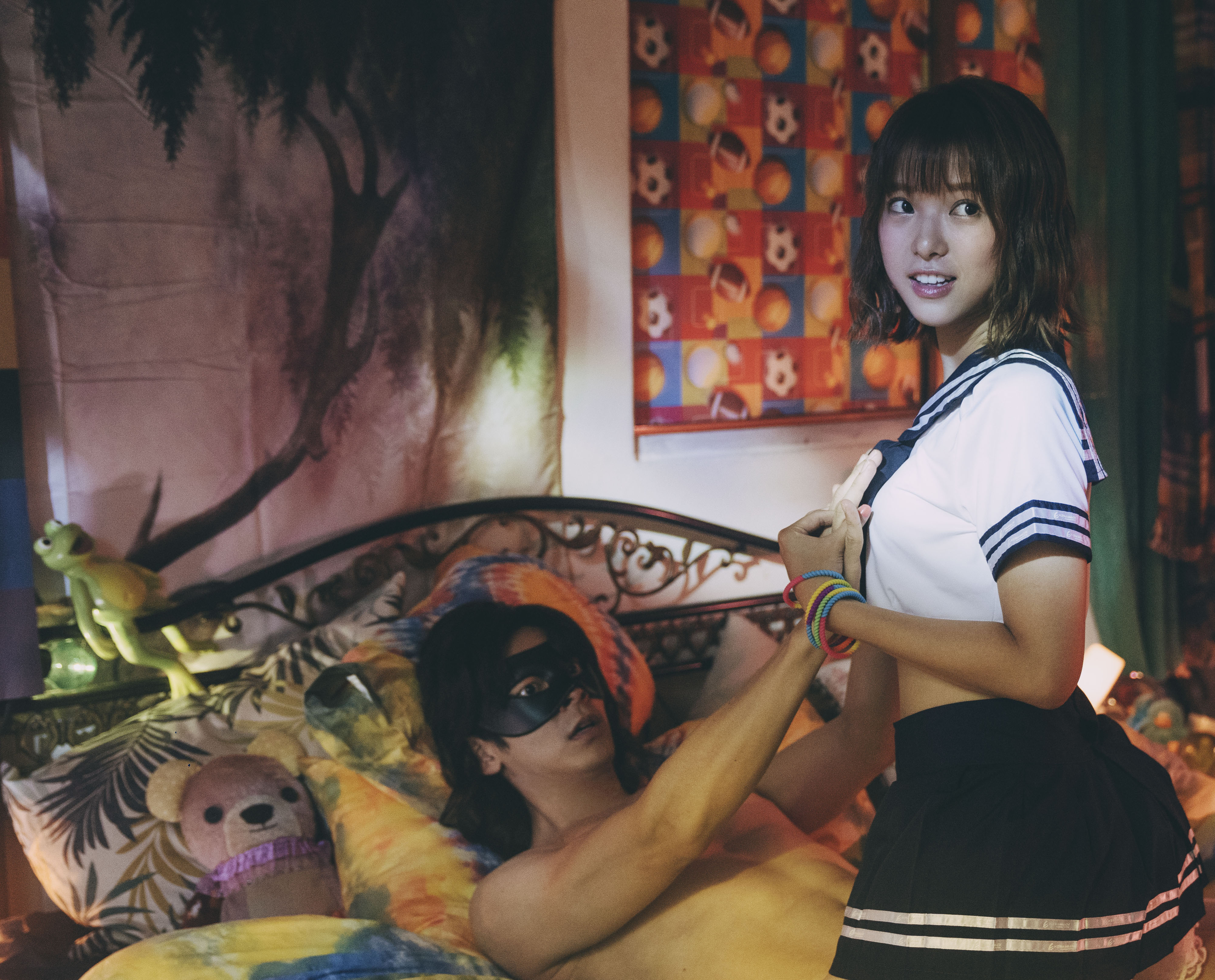 《媽，別鬧了！》小查（林柏宏飾演）劈腿大食妖姬（項婕如飾演）上演激情床戲。（Netflix提供）