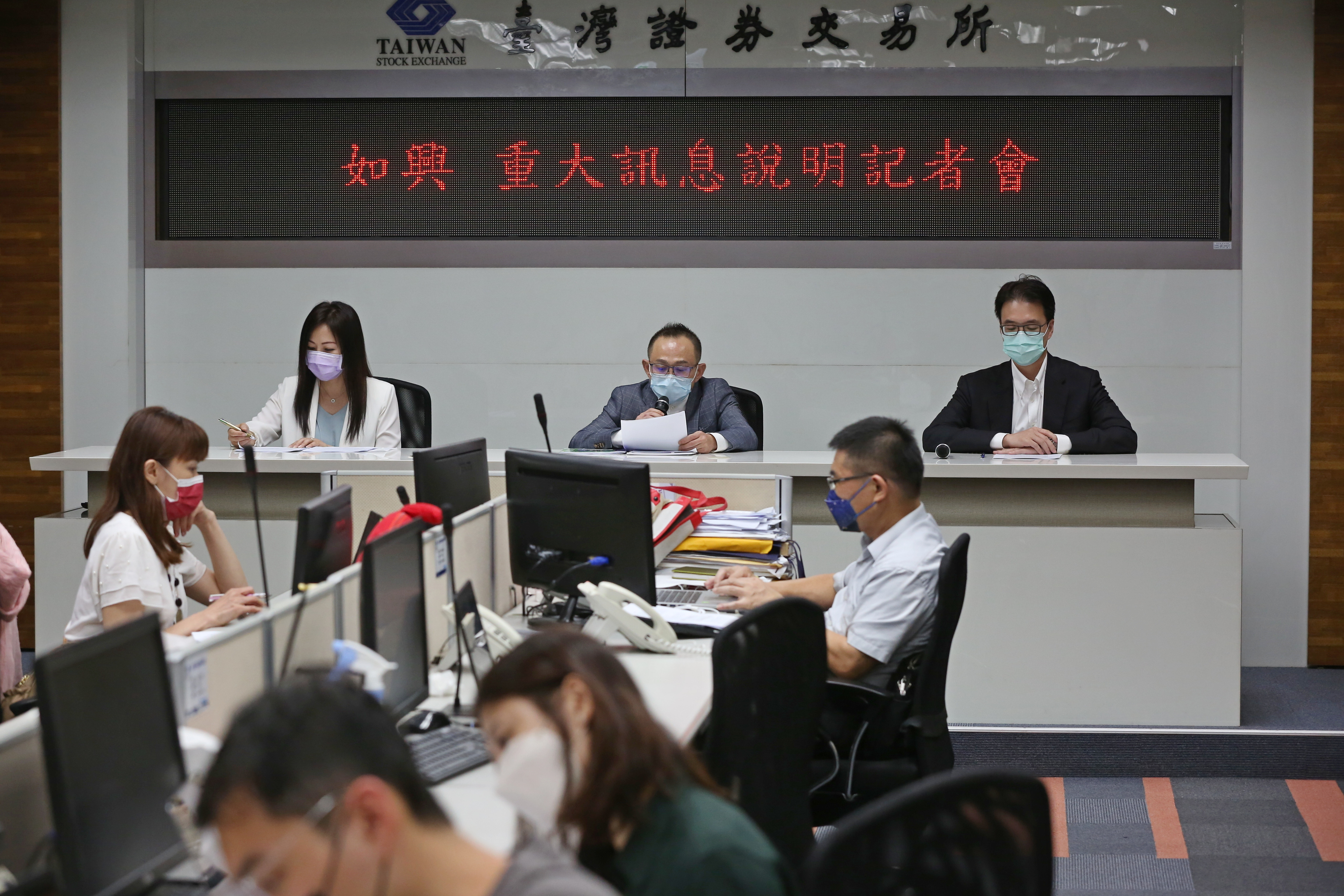 如興董事長翁紹華（中）25日於證交所召開重大訊息說明記者會。