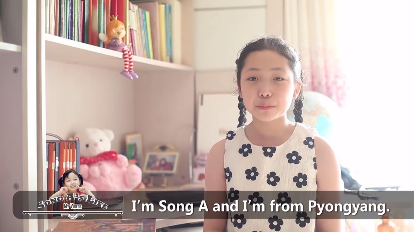 北韓女童「松雅」自我介紹稱自己來自平壤，目前是小五生。（翻攝自 Sary Voline [송아 SongA Vlog] YouTube）