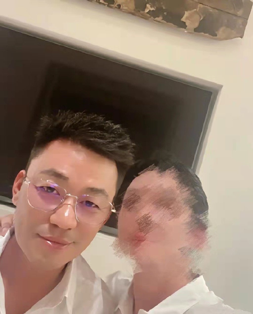 網路上傳出王寶強的自拍近照，網友們一致好評，認為王寶強變帥許多，甚至氣質和汪小菲有些相似。（翻攝新浪娛樂）