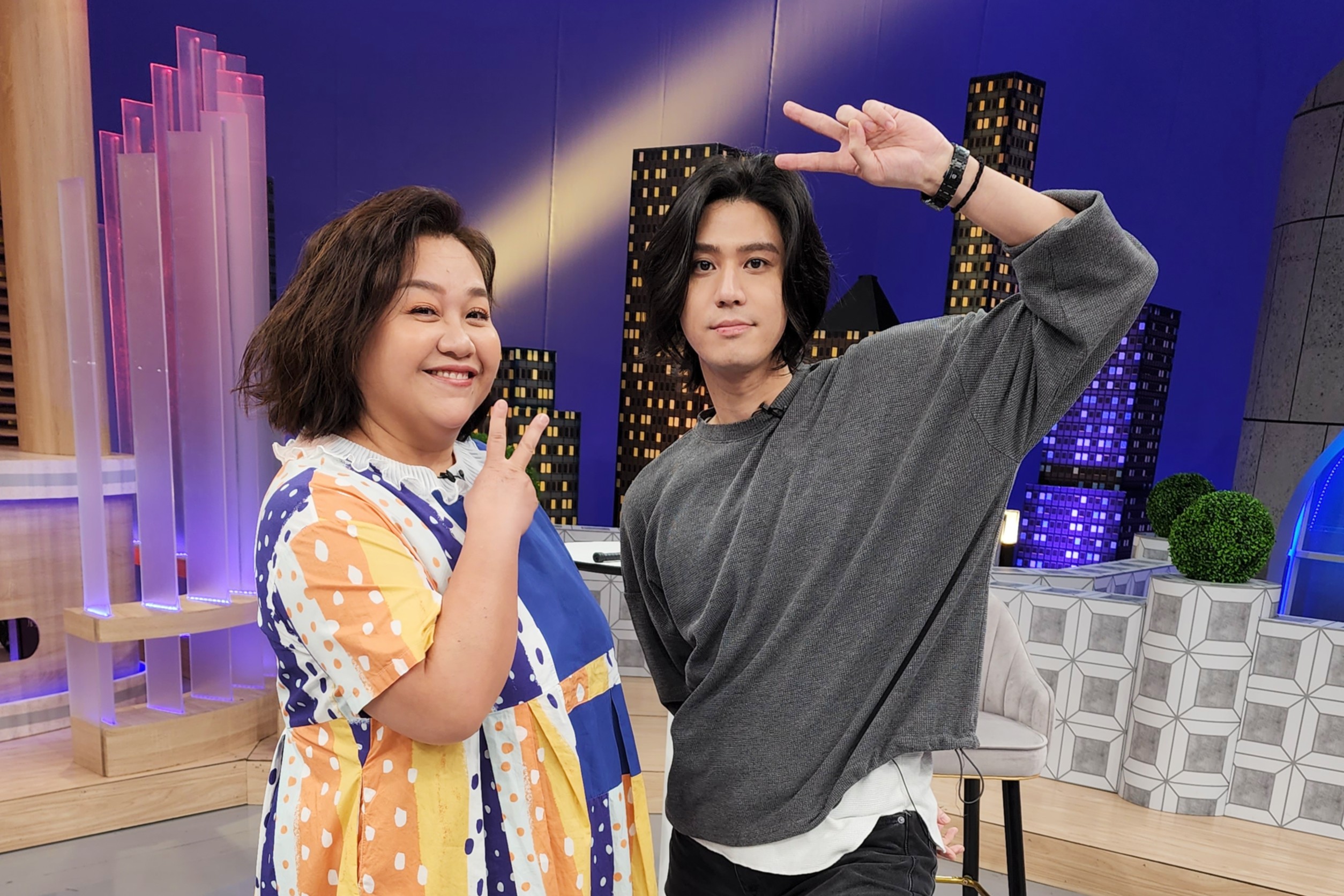 李玉璽（右）、鍾欣凌上《一袋女王》錄影。（衛視中文台提供）