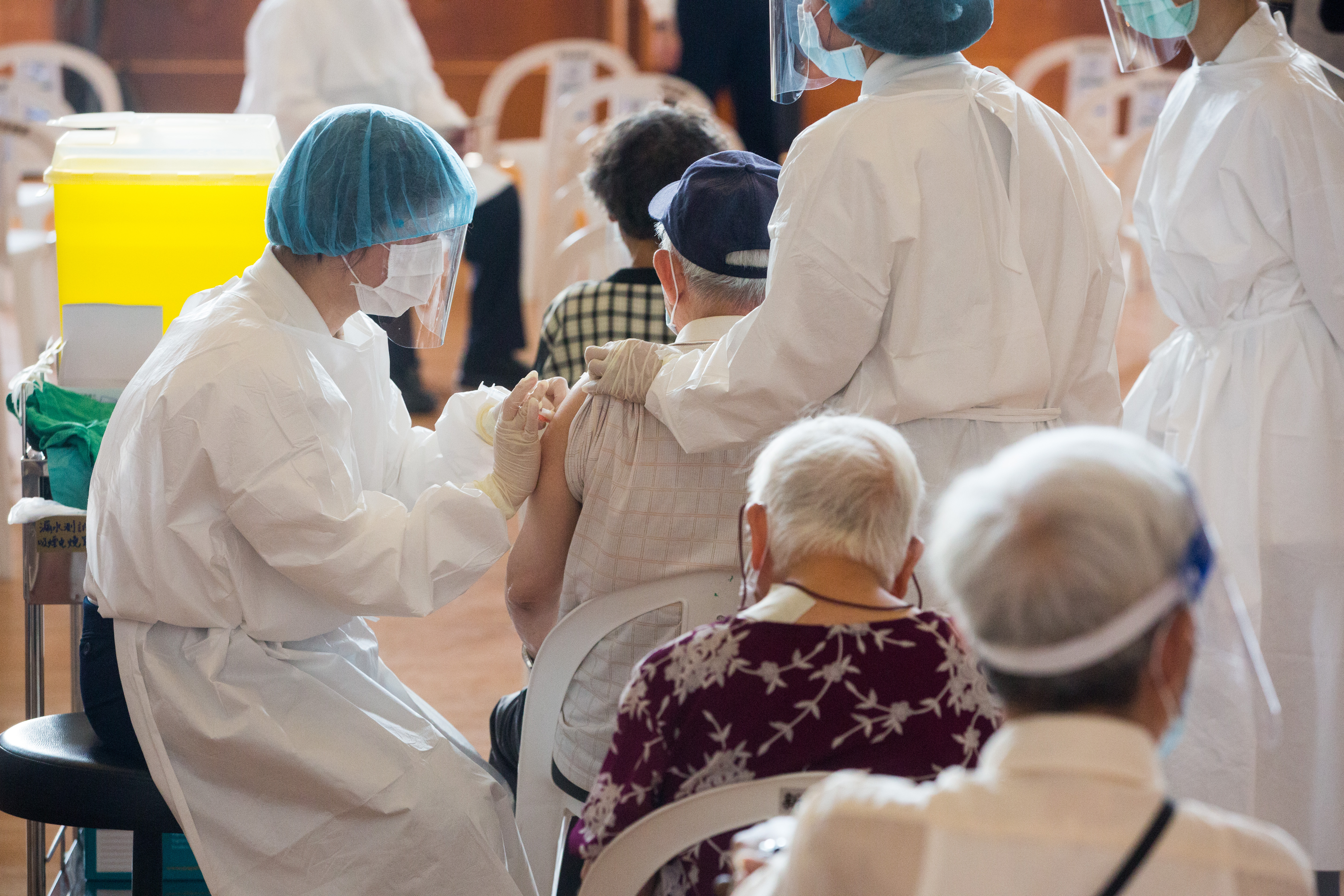 中國不僅對於確診流行地區進行大規模封控，近日更傳江蘇無錫一所中學要求新生繳交祖父母的疫苗證明，否則不給報到。（示意圖，本刊資料照）