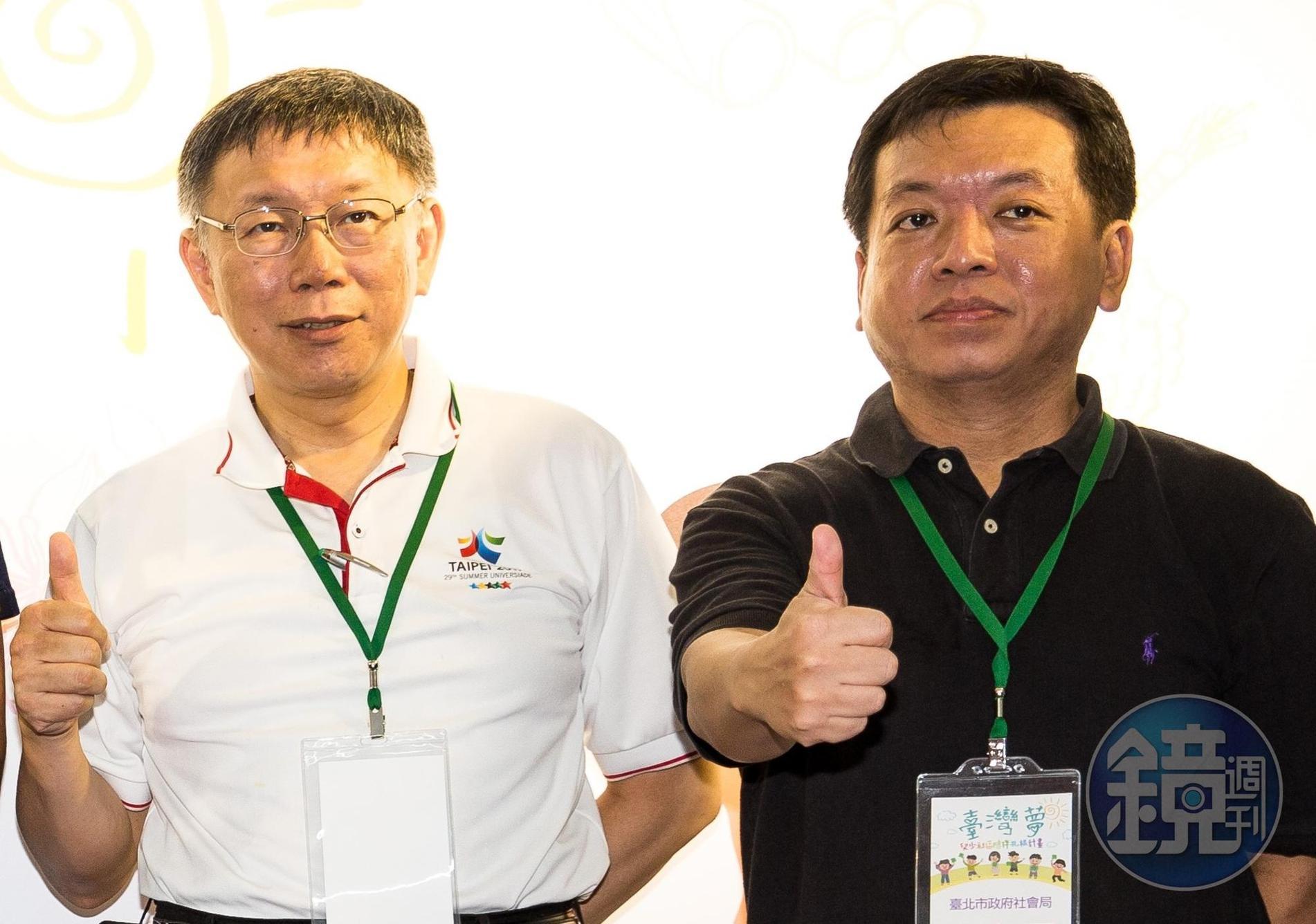 柯文哲（左）指取消敬老金政策是許立民（右）提出的，怪許「跑掉」回台大。（本刊資料照）