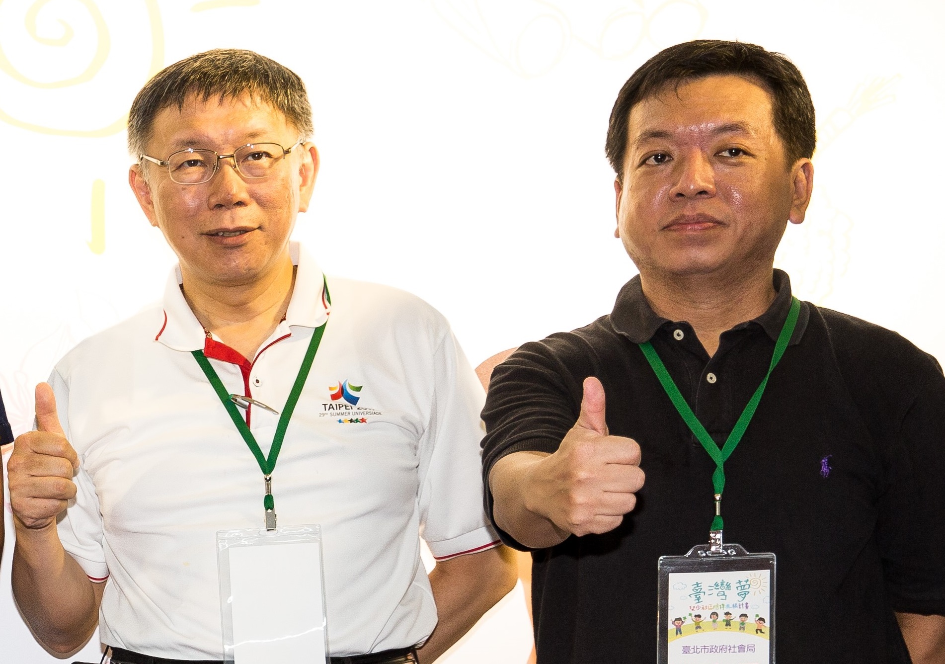 柯文哲（左）指取消敬老金政策是許立民（右）提出的，怪許「跑掉」回台大。（本刊資料照）