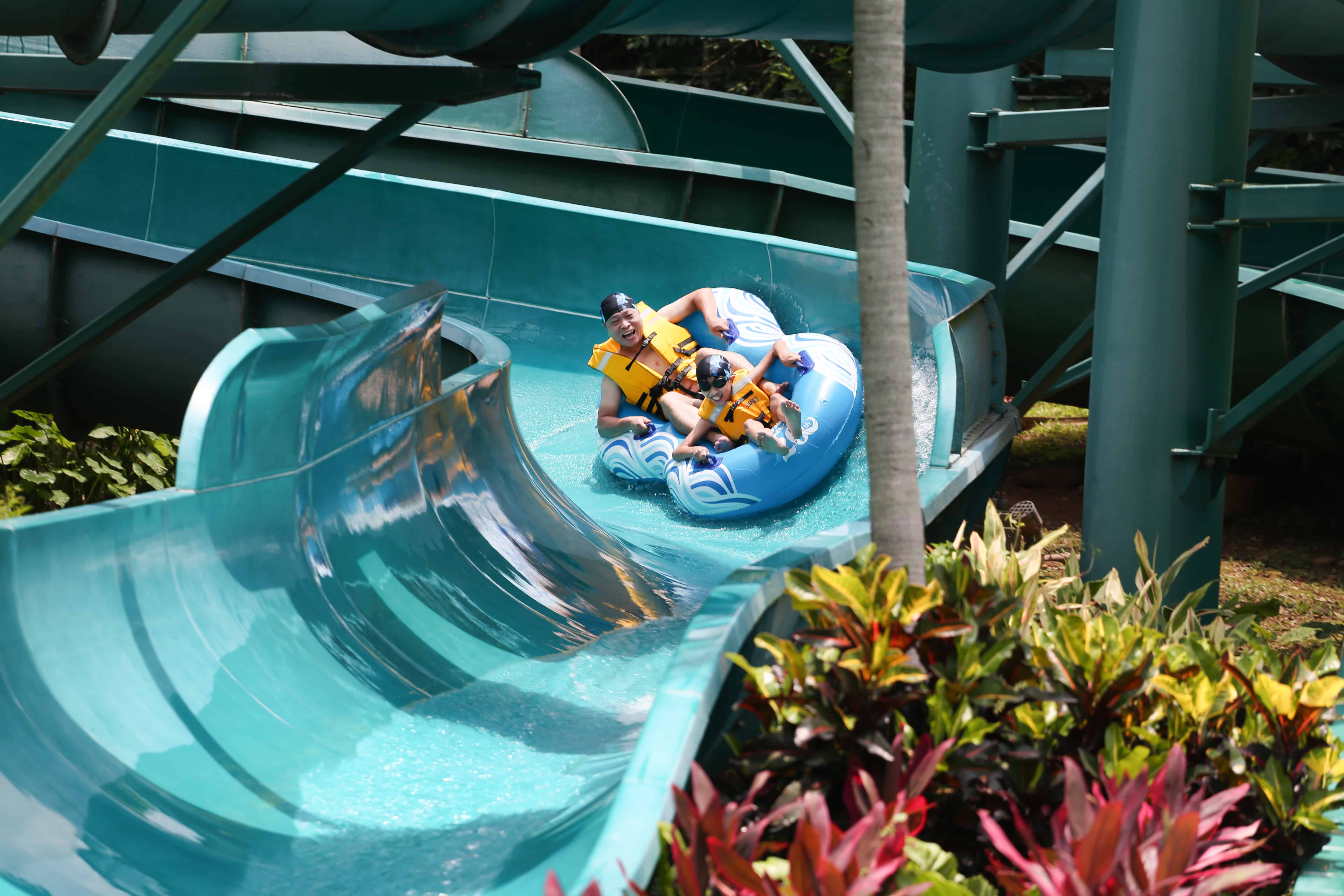 玩滑水道時姿勢很重要，除了決定降落時的安全性，還有美感。