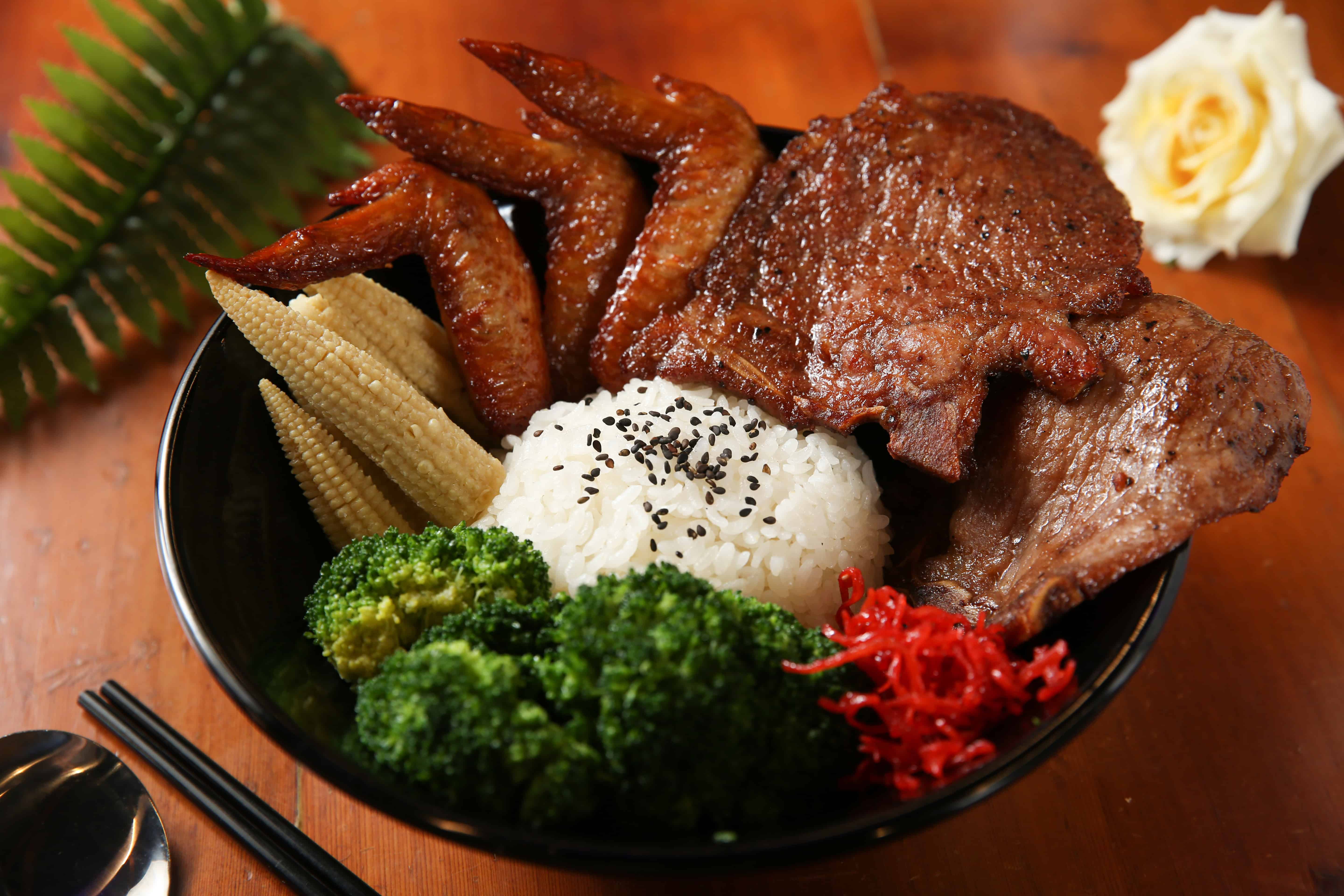 馬拉灣準備了絕對飽足的「豐年滿肉飯」滿足肉食控。（249 元／份，附飲料）