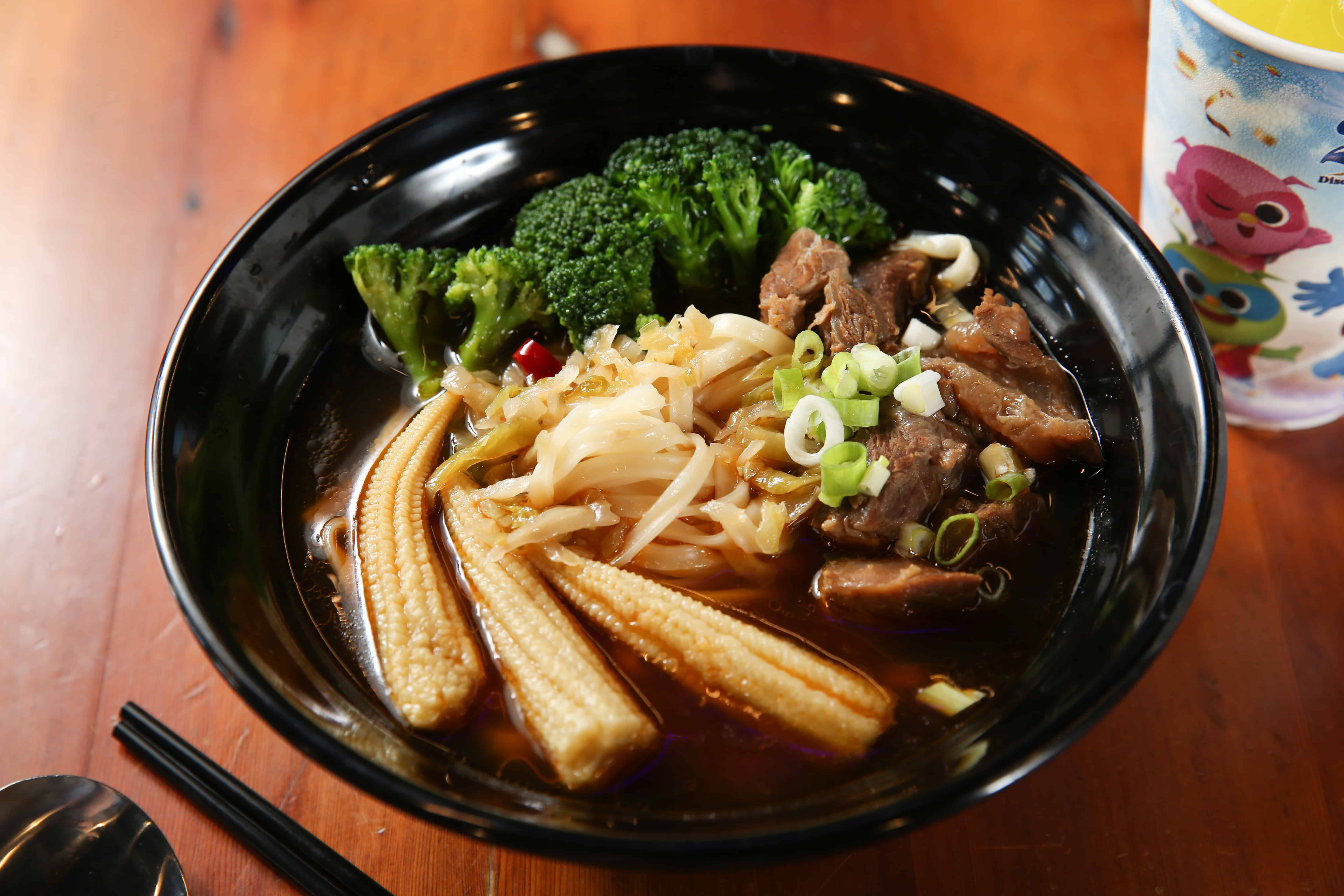 分量多到到像是大胃王比賽的「馬拉紅燒牛肉麵」。（249 元／份，附飲料）