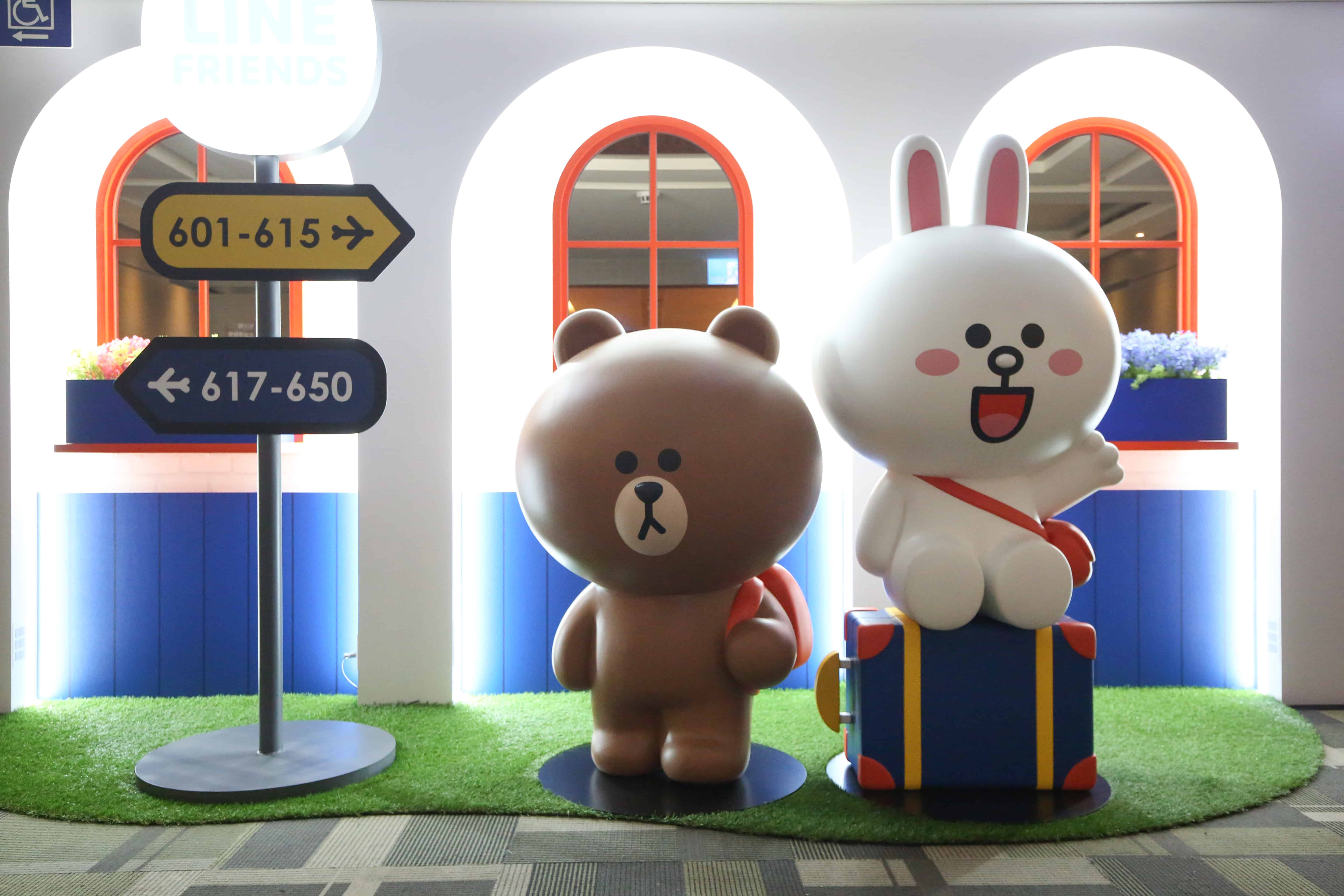 打開電梯，可愛的「LINE FRIENDS」就以出遊姿態在客房走廊就定位。