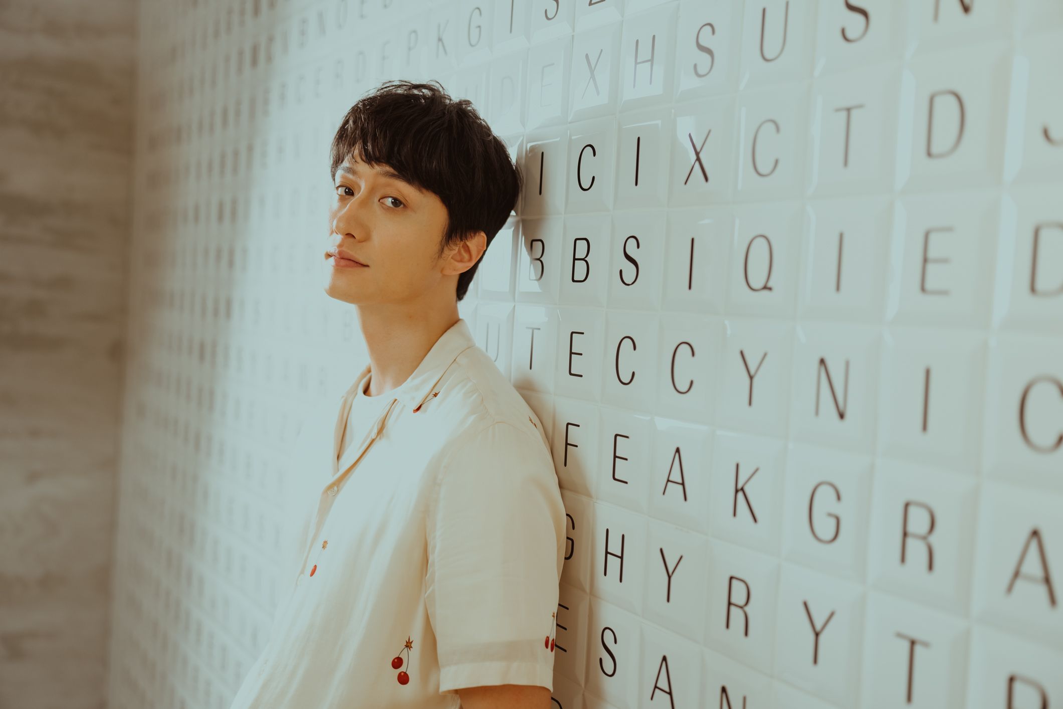 劉俊謙10年前曾來台求學，但3個月就放棄學業跑回香港，如今來台拍攝台片《小曉》，感嘆緣分奇妙。（CATCHPLAY提供）