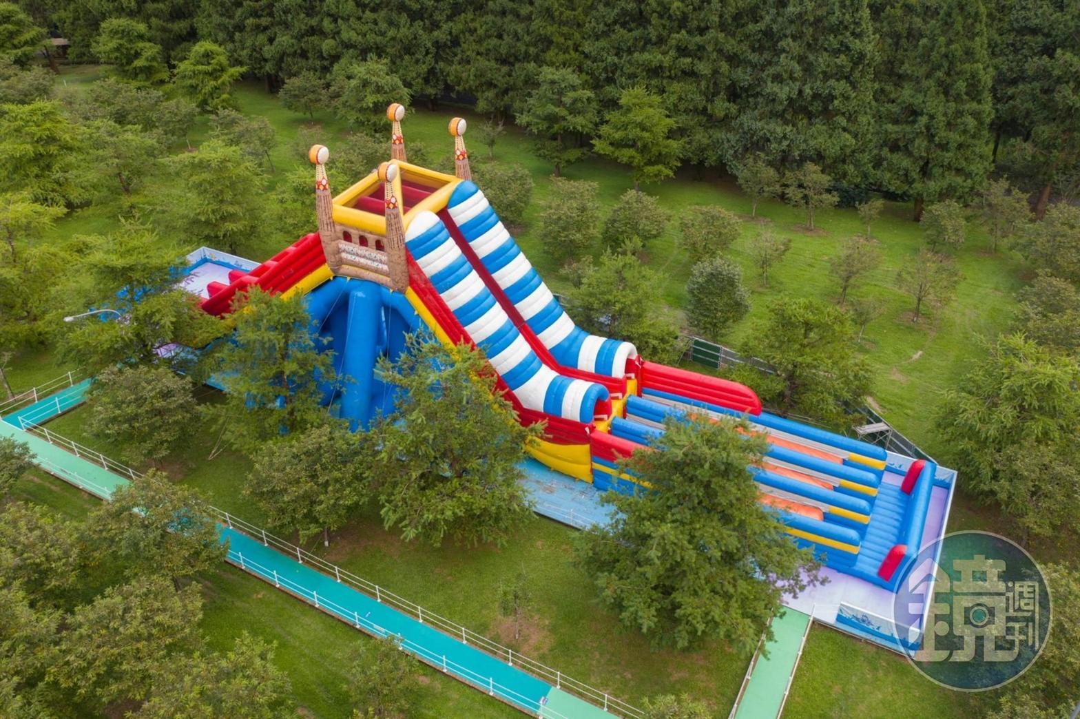 暑期限定的「沖瘋水樂園」遠看就像超大型充氣溜滑梯。 