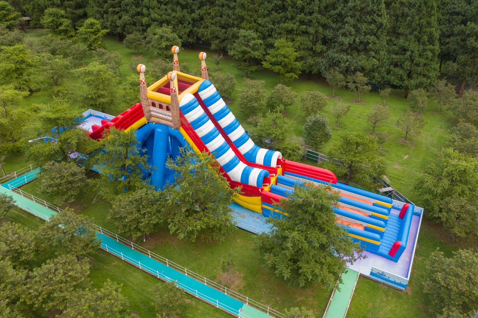 暑期限定的「沖瘋水樂園」遠看就像超大型充氣溜滑梯。 