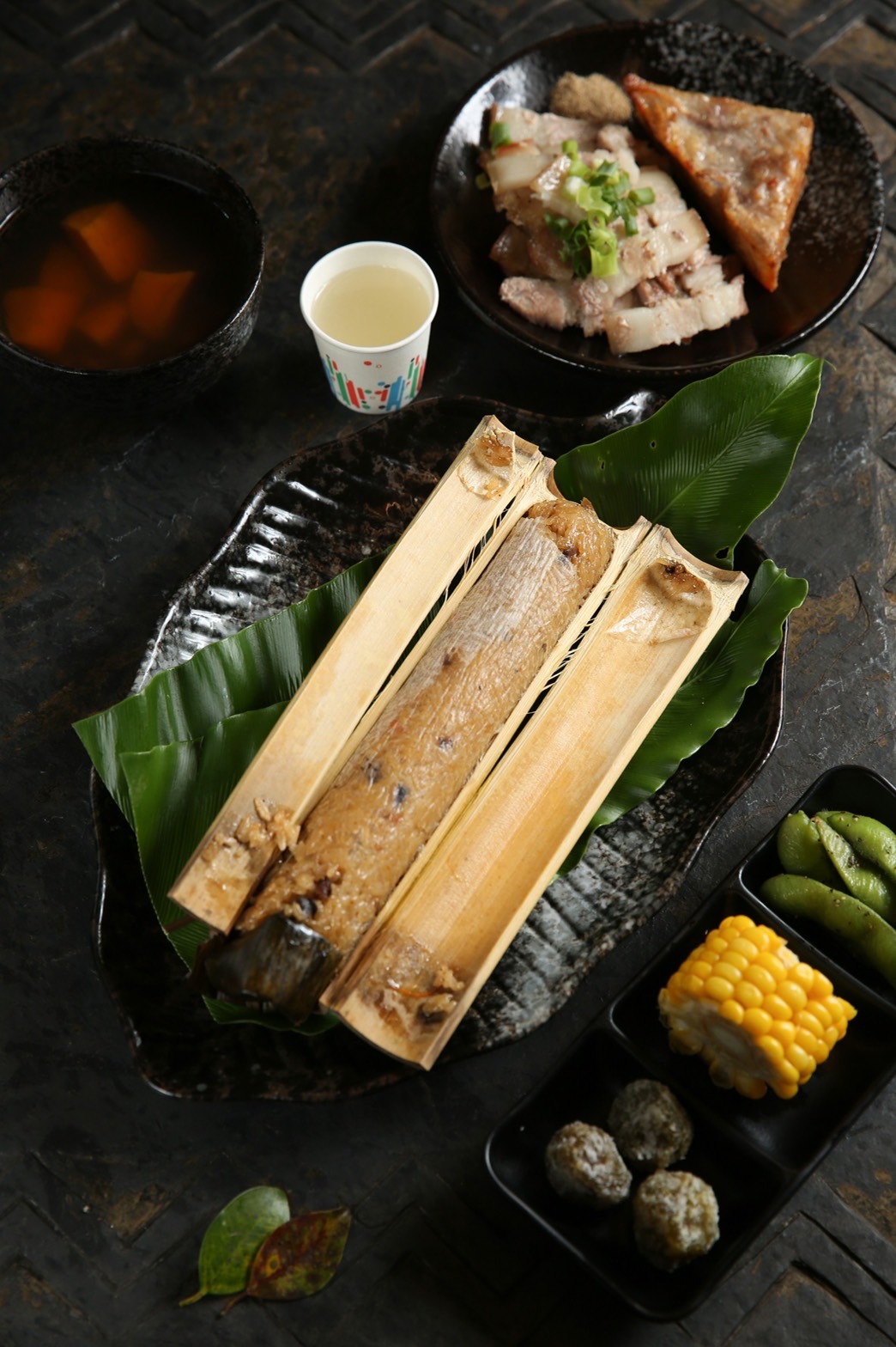 保留原民傳統製法的「大頭目套餐」，除了主、配 餐豐盛，還附贈一杯酸甜小米釀。（250元／份）