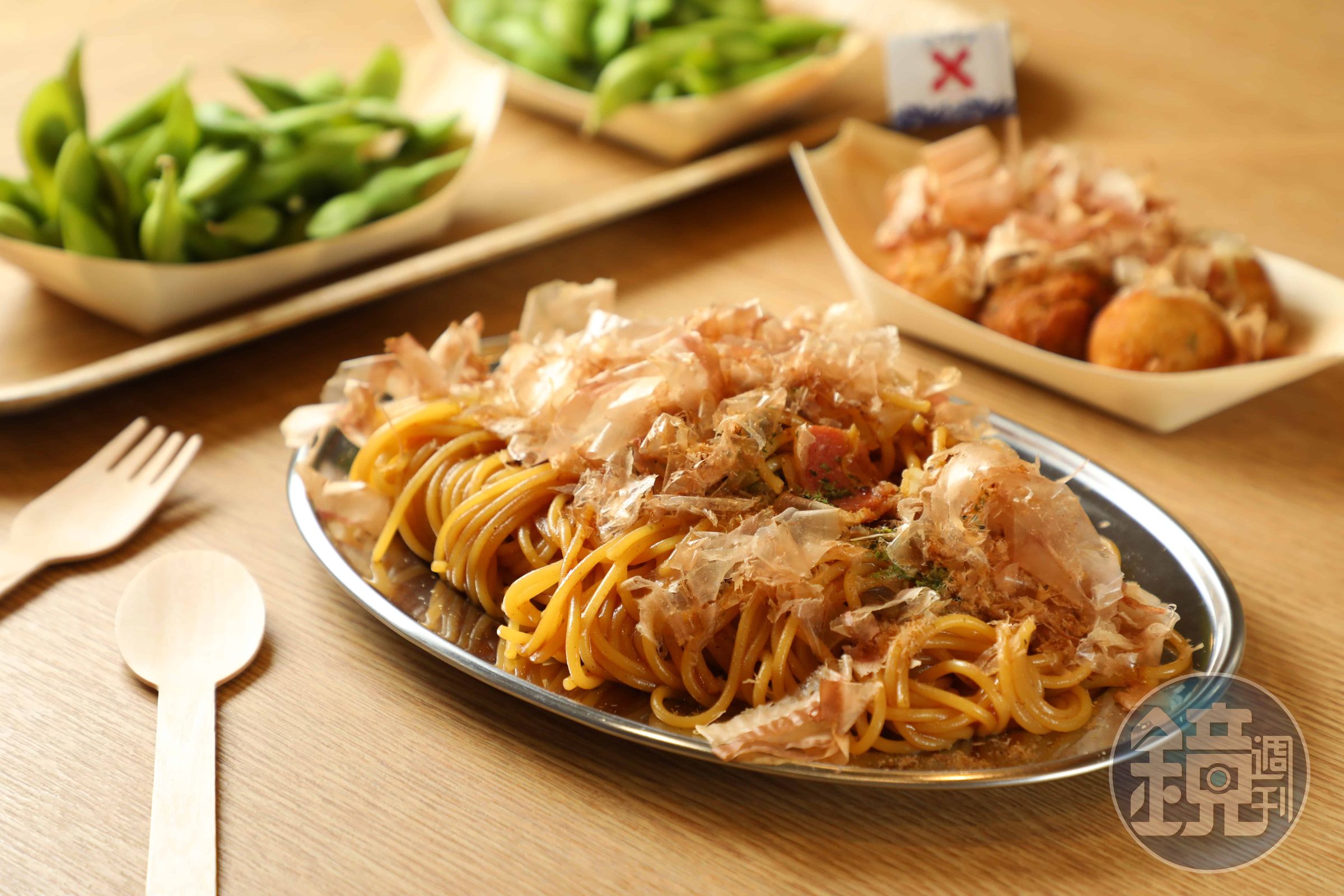 Xpark推出多款屋台美食，令人回味起在日本逛祭典的美好。（炒麵240元／份、章魚 燒150元／份、薄鹽毛豆60元／份）