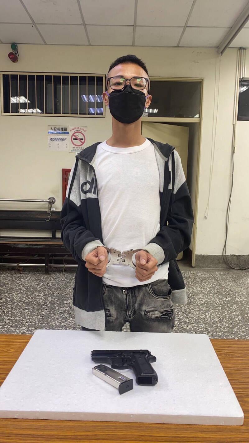 警方循線將邱嫌查緝到案，並起出犯案的改造手槍。（警方提供）