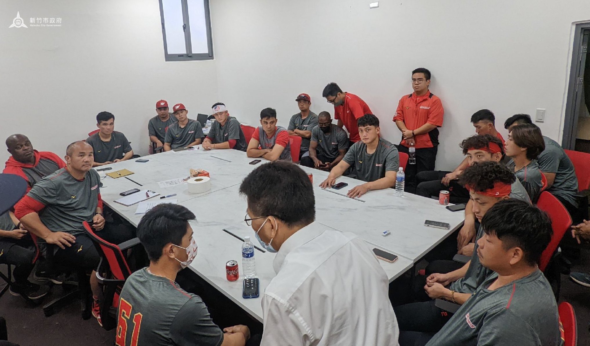 陳章賢向味全龍隊球員道歉，但球員集體臉臭，氣氛相當微妙。（翻攝新竹市府臉書）