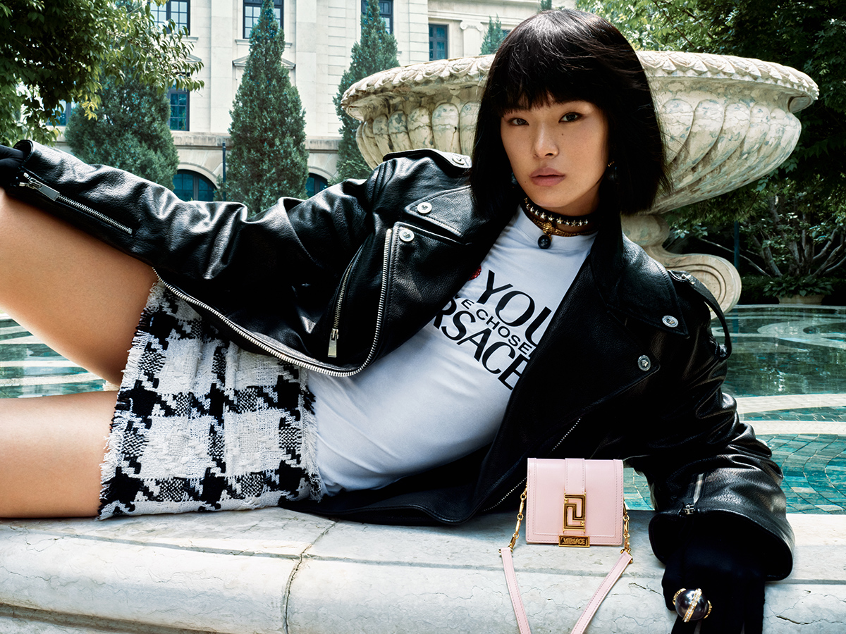 Versace特別推出Greca Goddess迷宮女神系列亞太區限定色。鍊條錢包NT$30,000。（Versace提供）