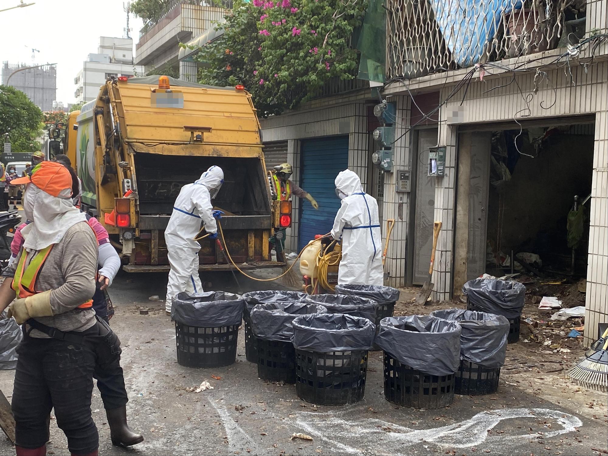 環保局動員43名清潔隊員協助進行髒亂清理及環境消毒作業。(高市環保局提供)