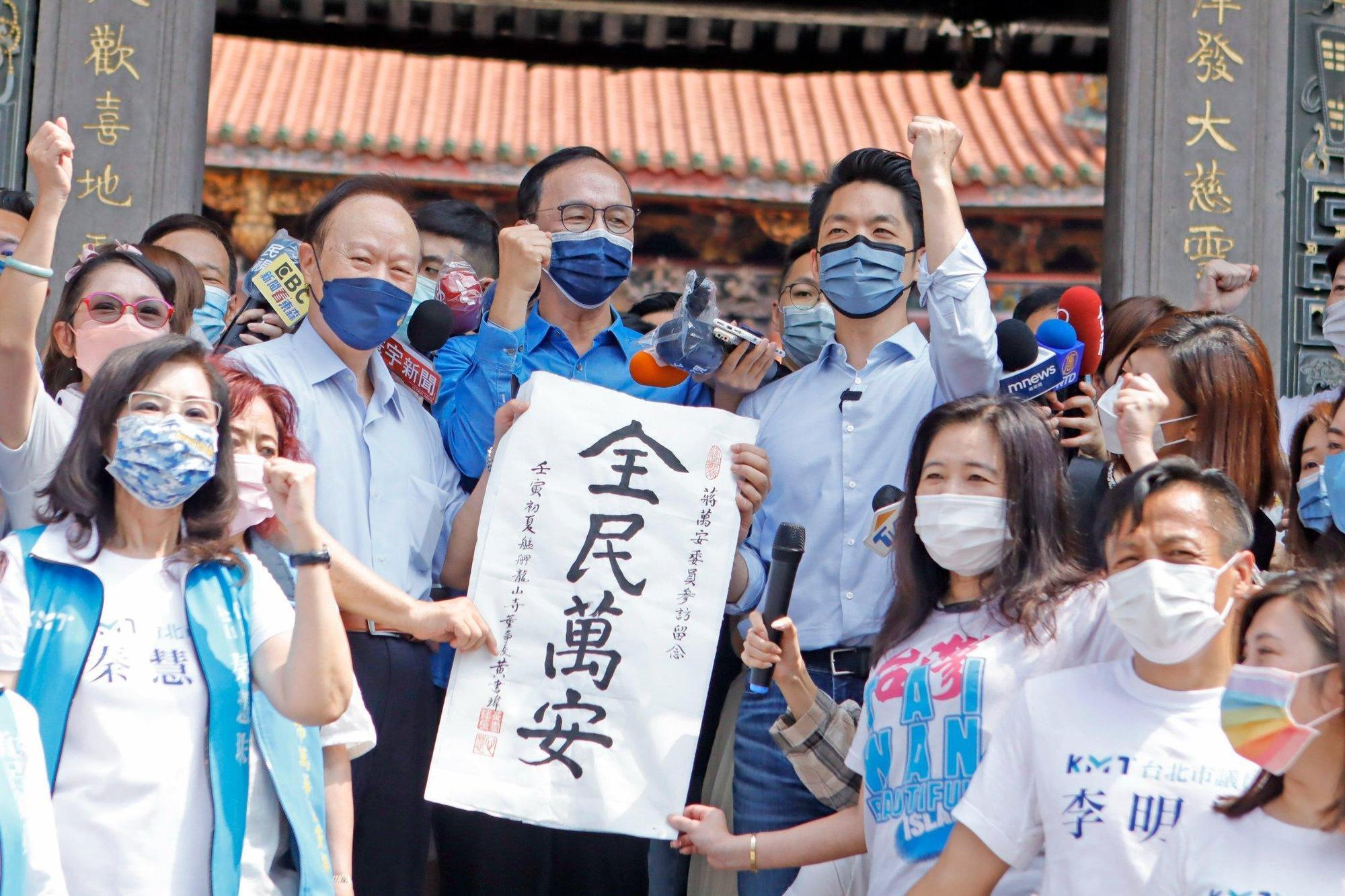 朱立倫27日上午合體國民黨台北市長參選人蔣萬安前往萬華龍山寺參拜。(翻攝自蔣萬安臉書)
