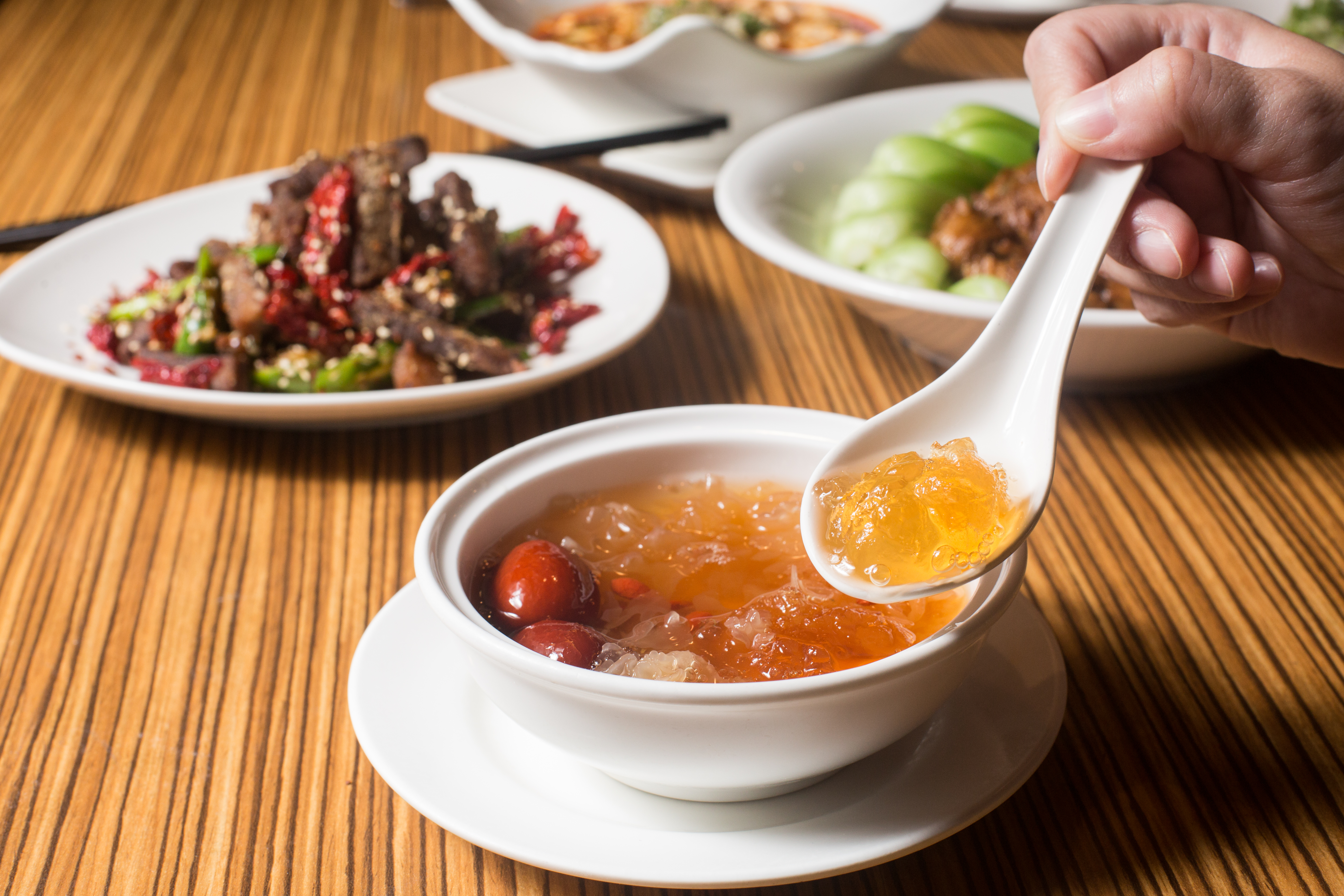 71年老字號川菜館四川吳抄手，獲米其林連續4年推薦，甜湯桃膠雪耳飲獲腸胃科醫師推薦。