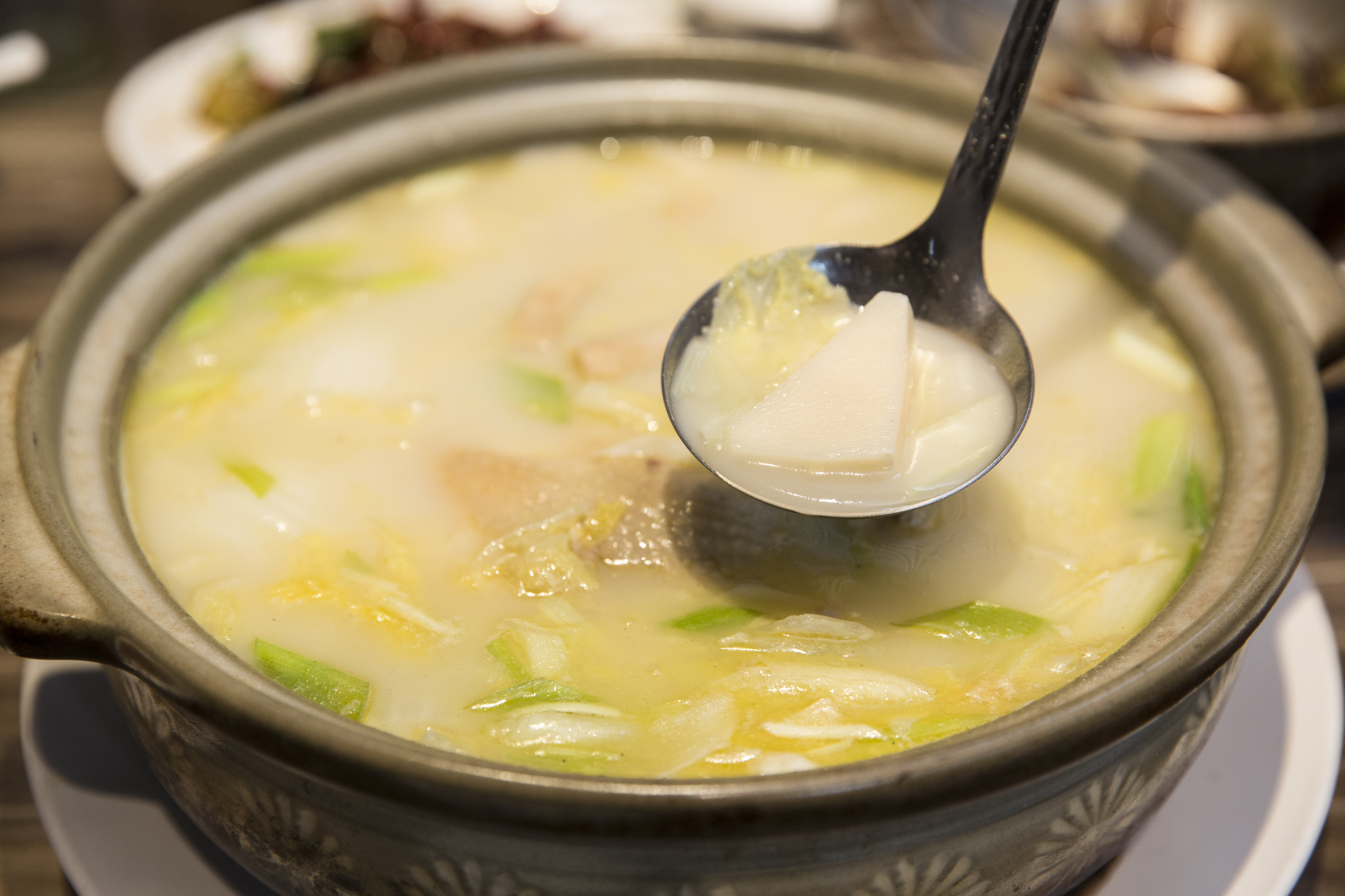 人氣湯品砂鍋火烔土雞湯頭得用老母雞、排骨、鳳爪、精華火腿去熬熬上3天。（1,280元／半雞）