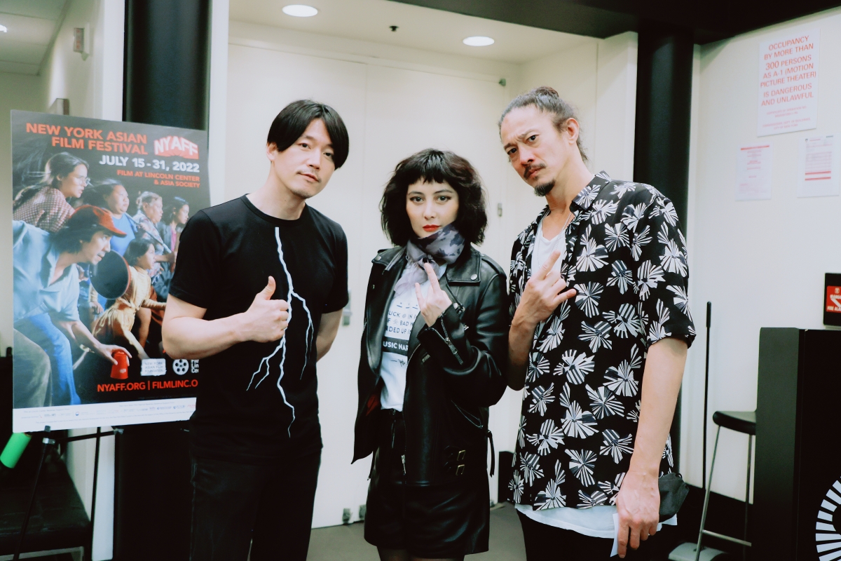 在紐約亞洲影展期間，何超儀（中）、監製陳子聰（右），與韓星張赫（左）相見歡，期許未來有機會能一起合作。（852 Films提供）