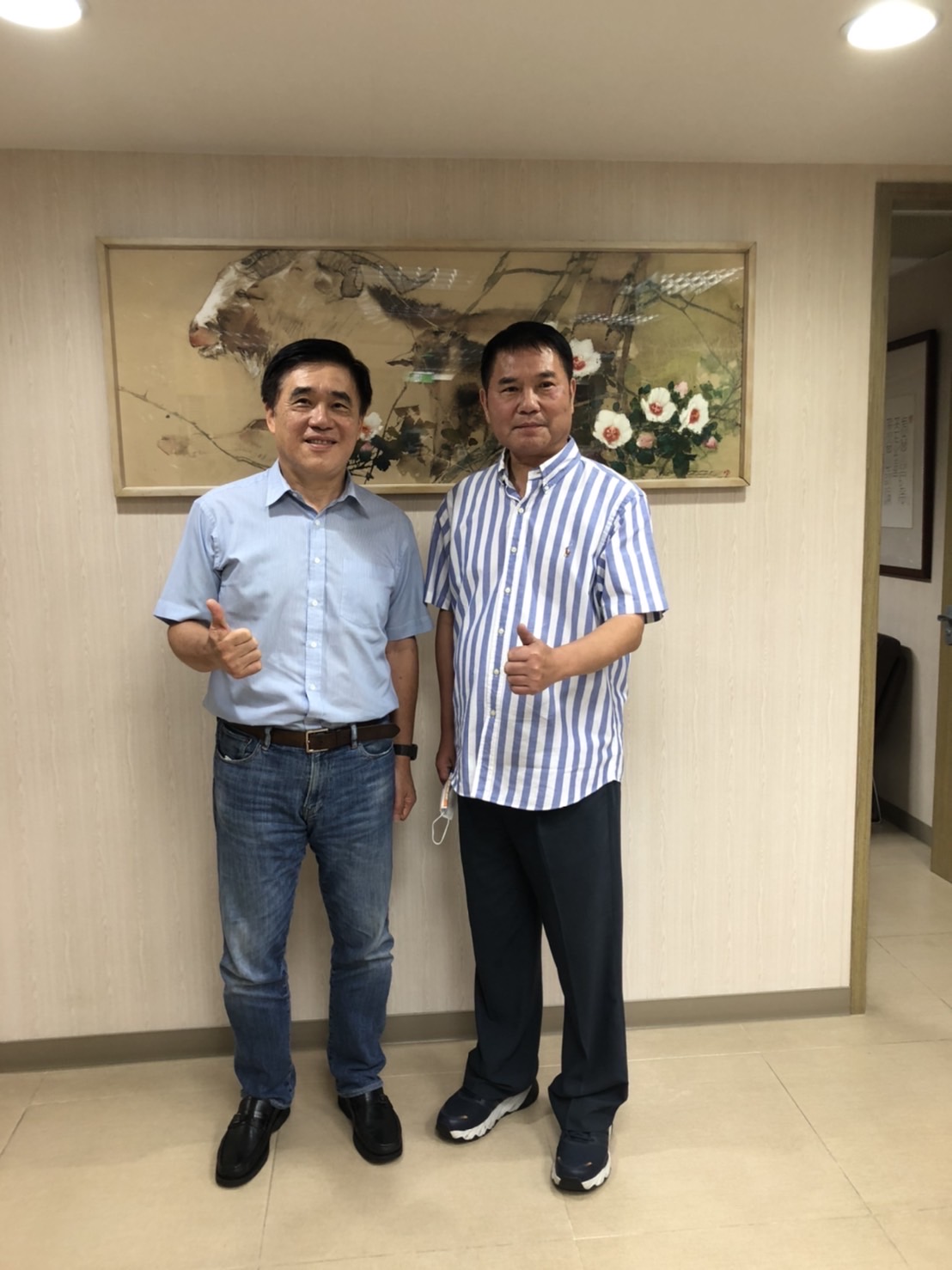 苗栗縣議長鍾東錦拜會前台北市長郝龍斌請益。(讀者提供)