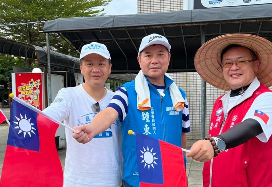 鍾東錦近期勤跑基層。（讀者提供）