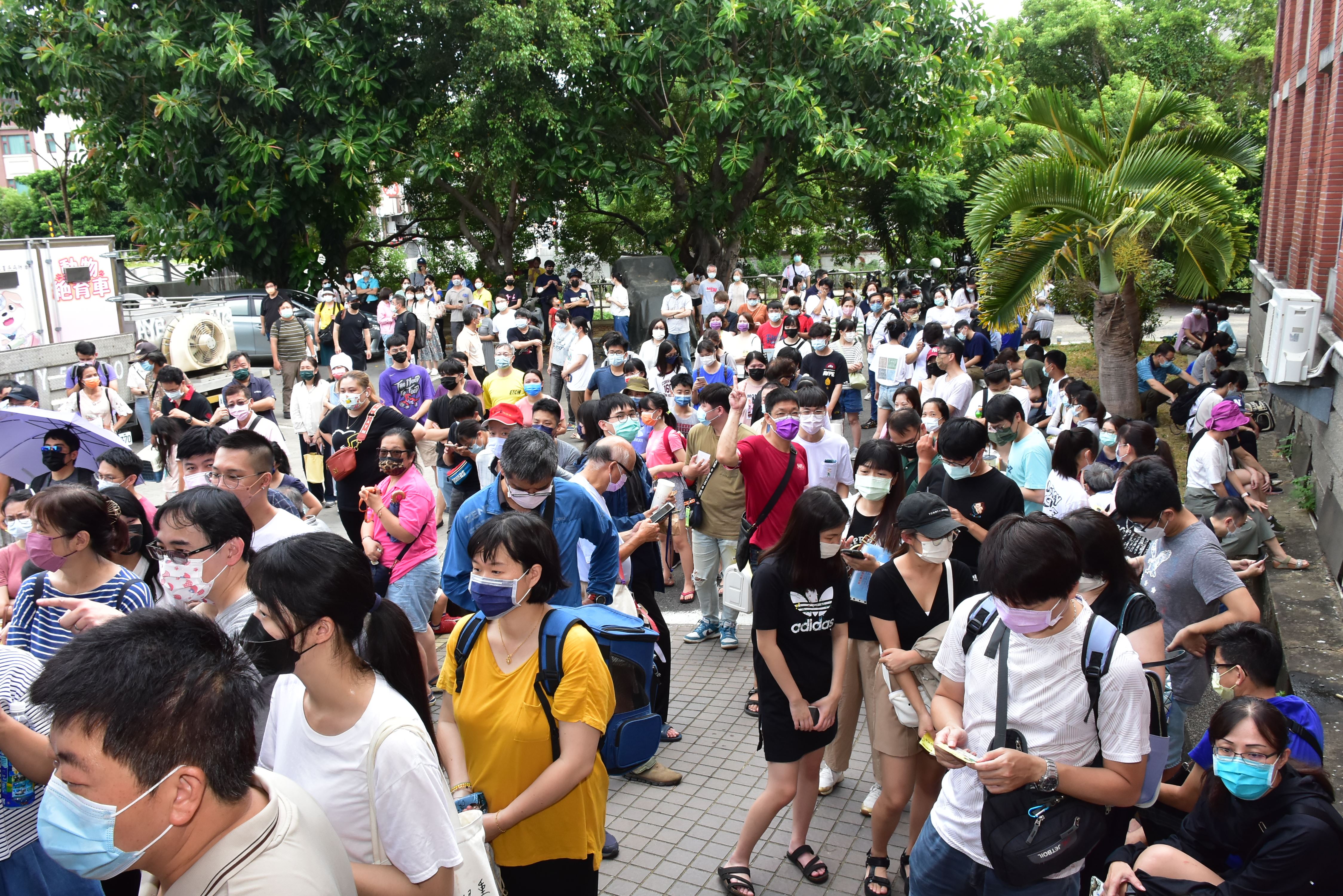 566人擠爆搶16隻品種貓，網友感嘆「生命有貴賤 品種價更高」。（新竹縣政府提供）